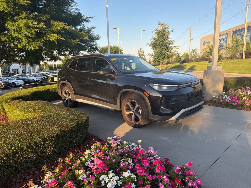 Used 2025 Volkswagen Tiguan 2.0T SE SUV