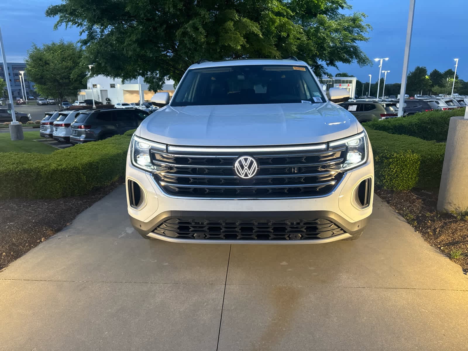 2025 Volkswagen Atlas 2.0T SE w/Technology photo 2