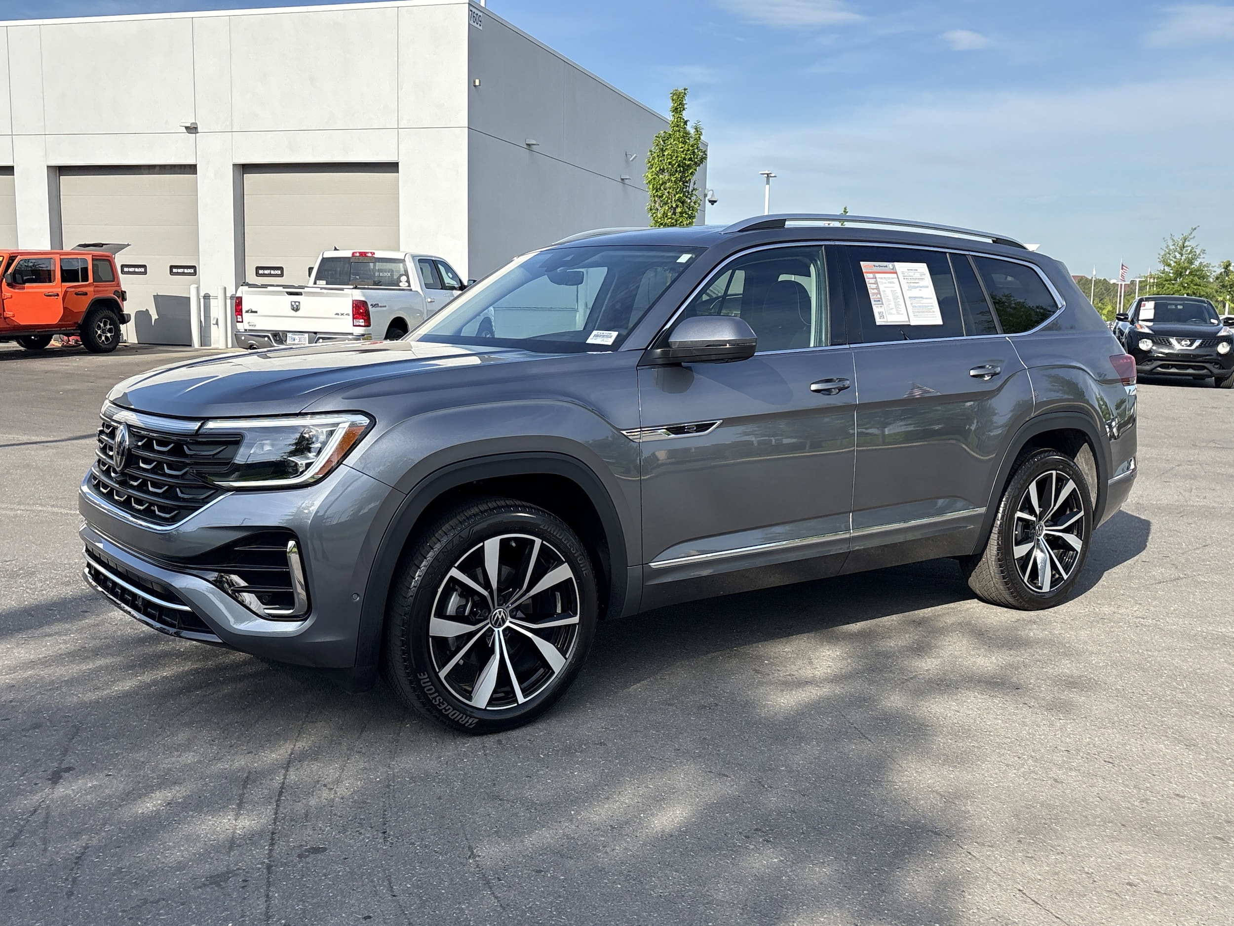 2025 Volkswagen Atlas 2.0T SEL Premium R-Line photo 4