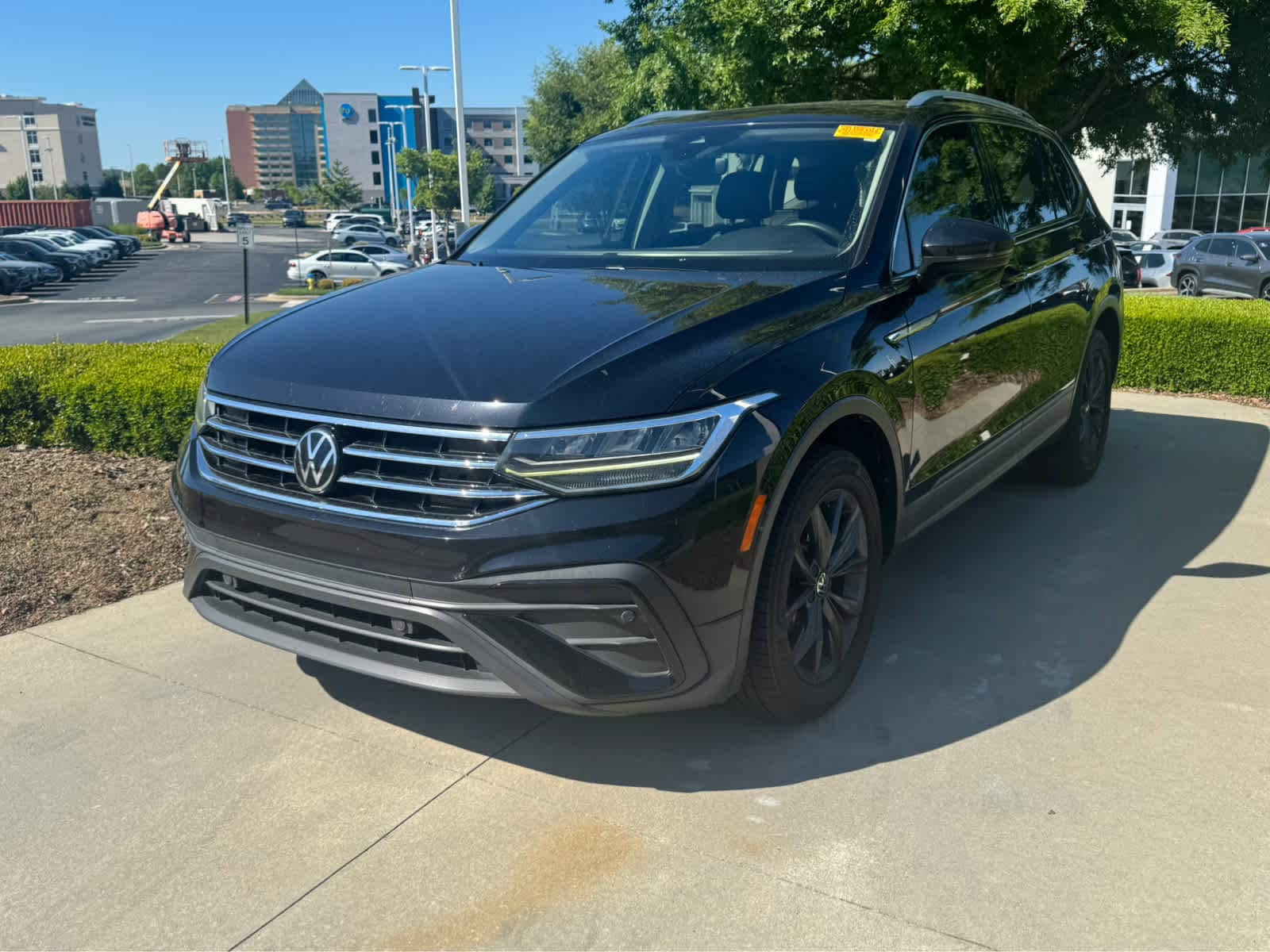 2023 Volkswagen Tiguan 2.0T SE photo 2