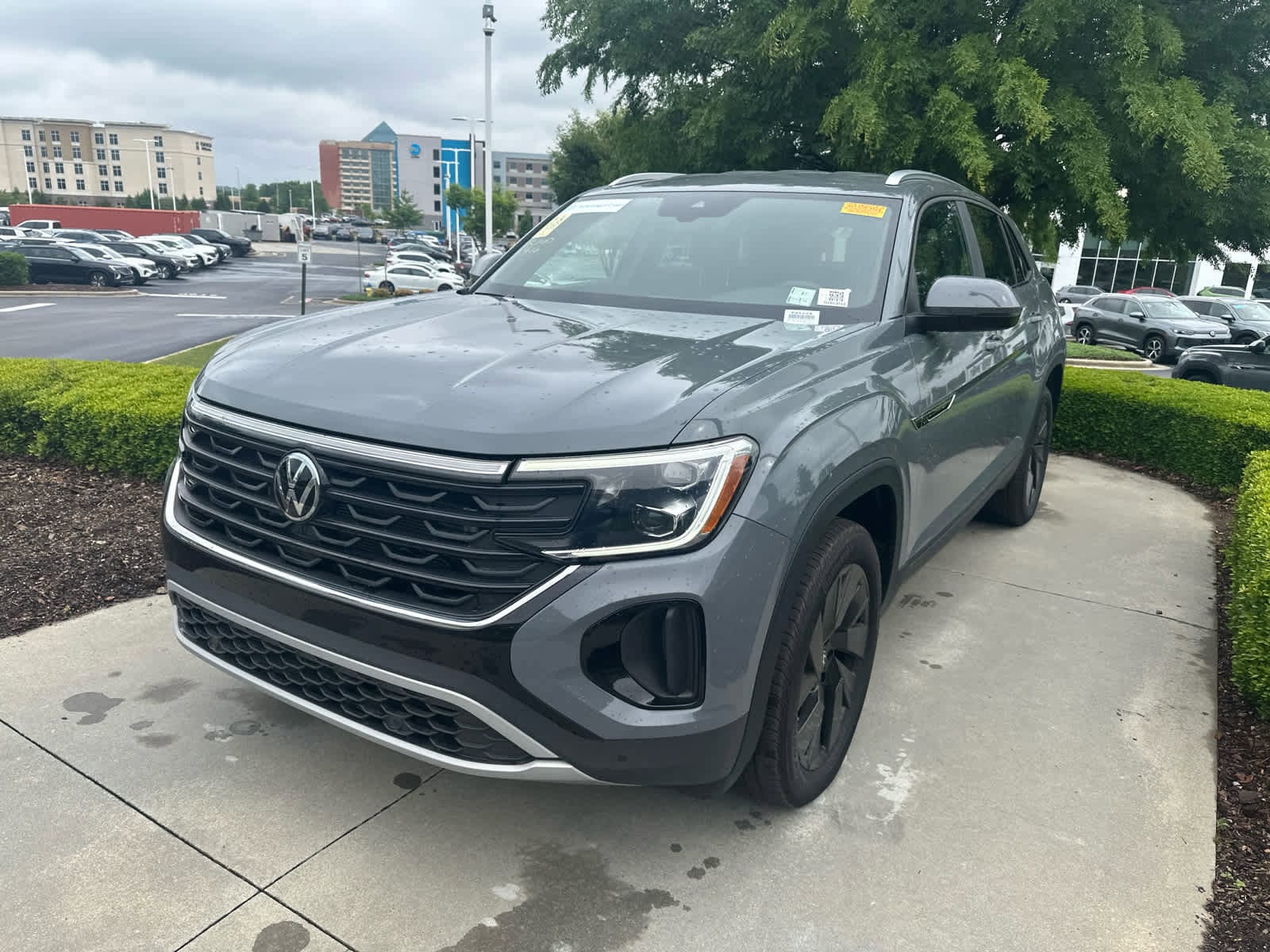2025 Volkswagen Atlas Cross Sport 2.0T SE w/Technology photo 2
