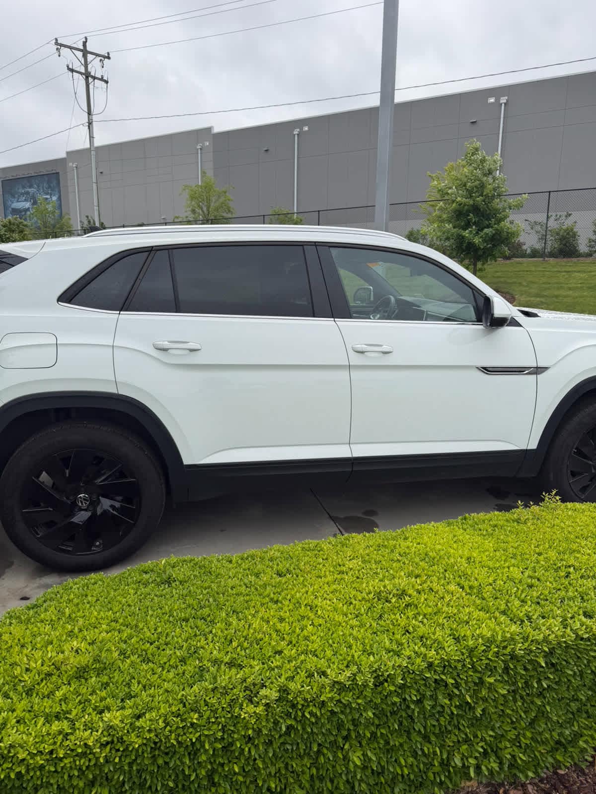 2025 Volkswagen Atlas Cross Sport 2.0T SE w/Technology photo 4