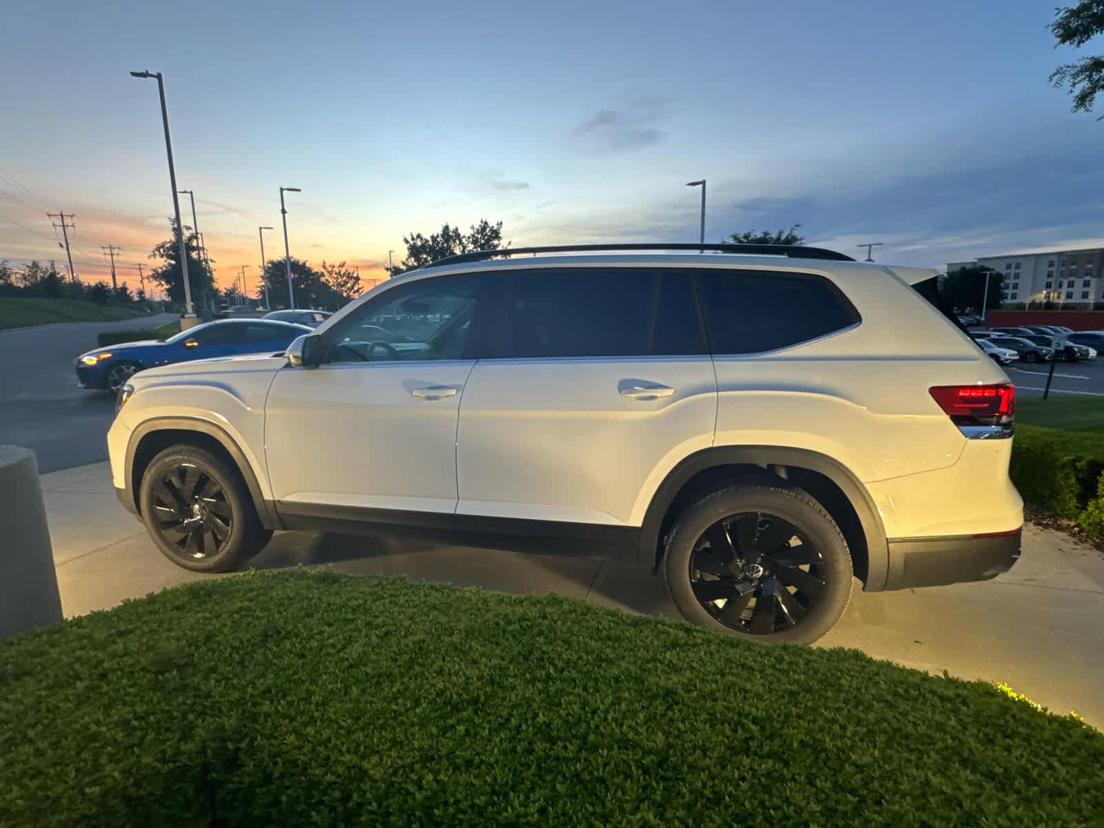 2025 Volkswagen Atlas 2.0T SE w/Technology photo 5