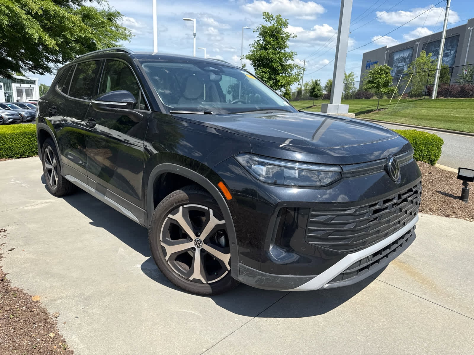 2025 Volkswagen Tiguan 2.0T SE photo 2