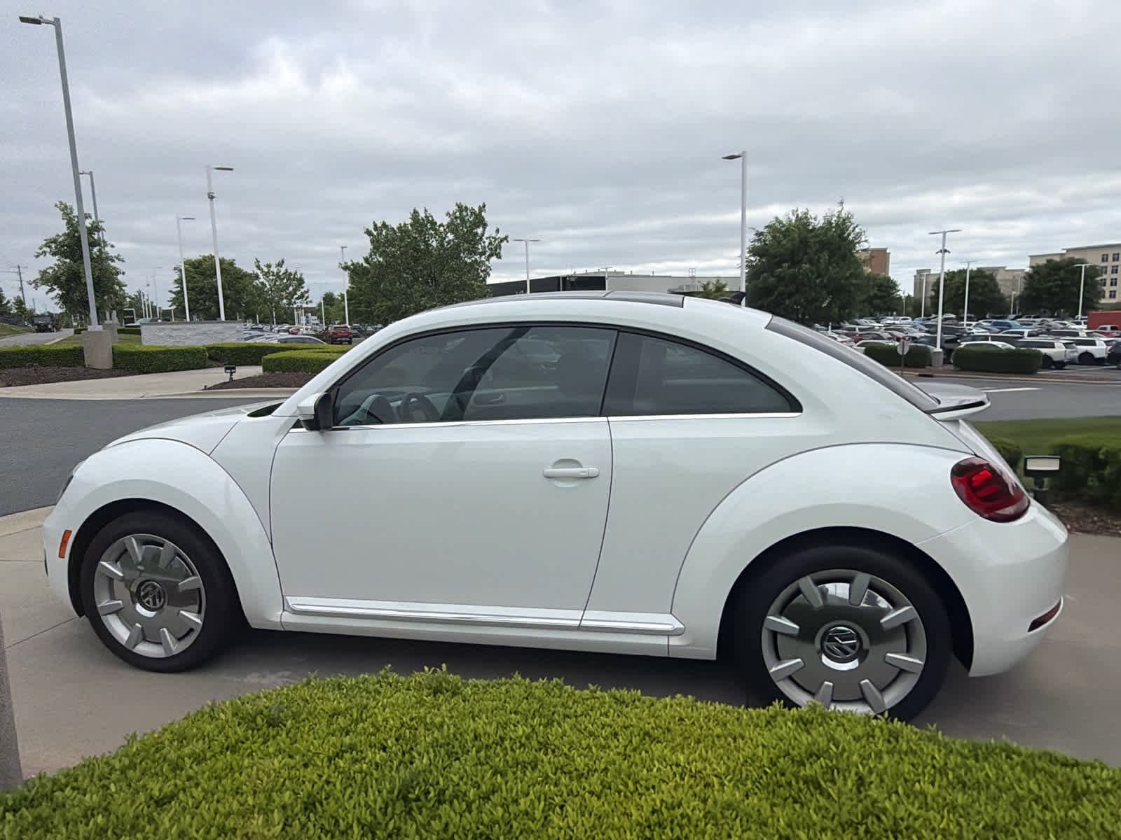 2018 Volkswagen Beetle 2.0T SE photo 5
