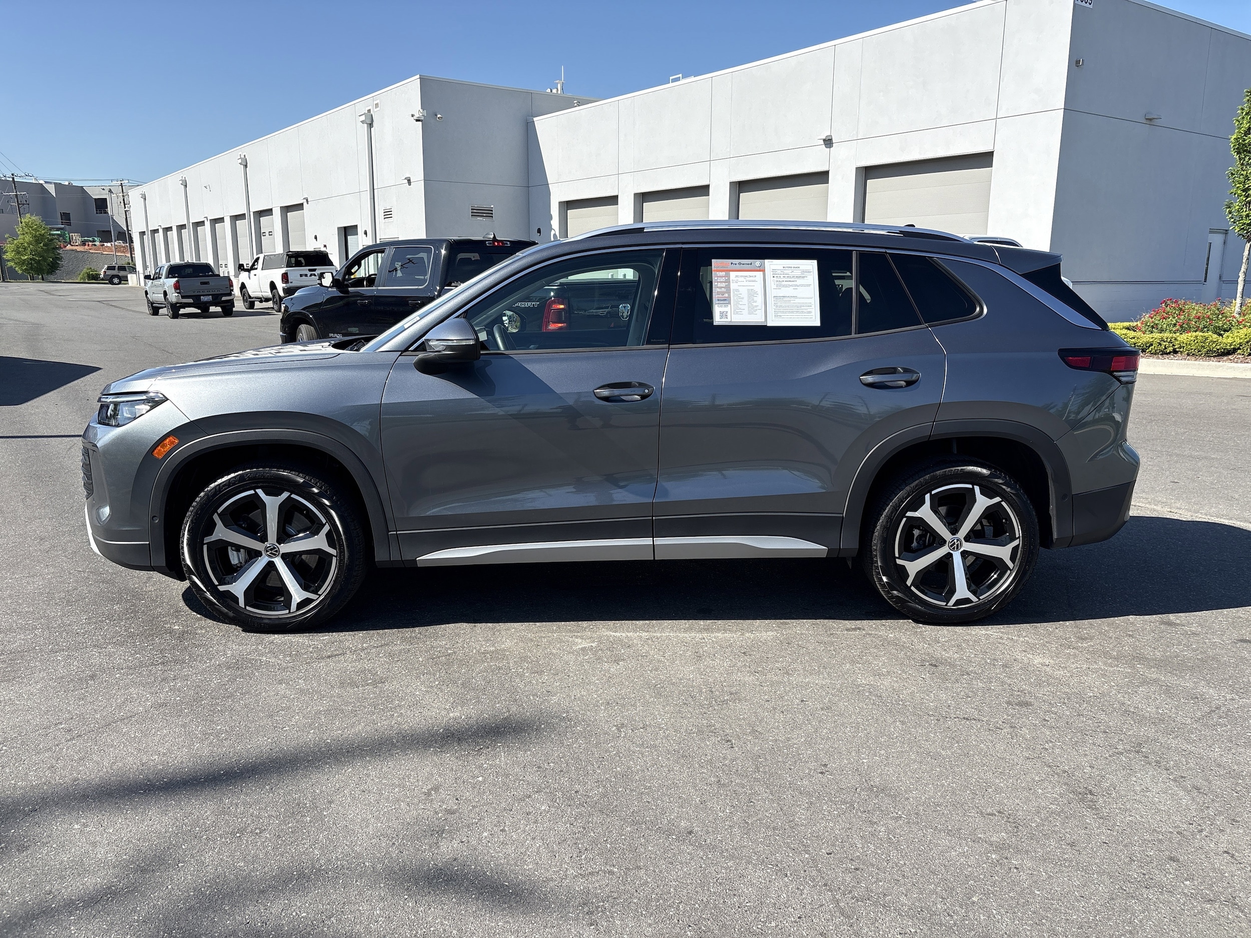 2025 Volkswagen Tiguan 2.0T SE photo 5