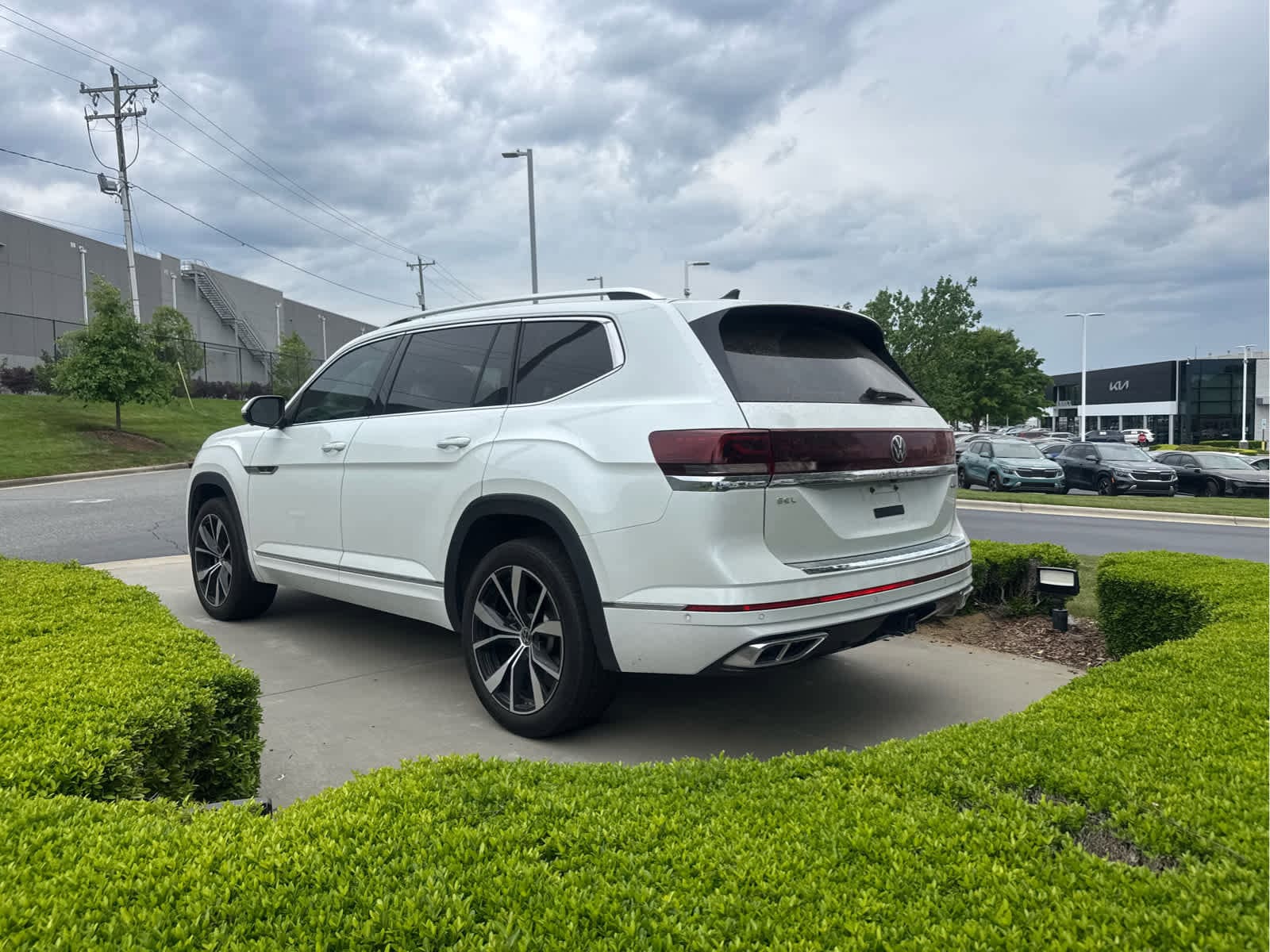 2024 Volkswagen Atlas 2.0T SEL Premium R-Line photo 6