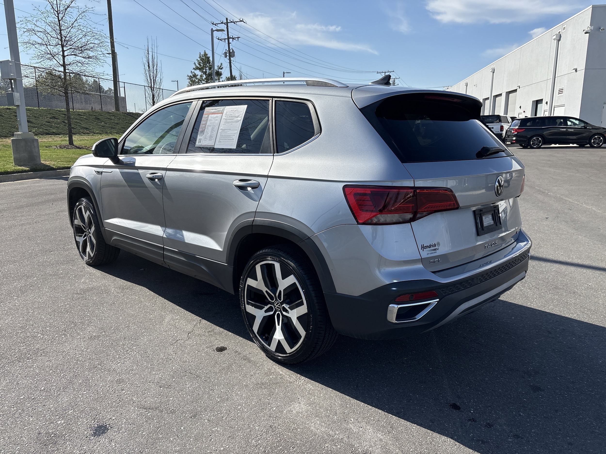 2022 Volkswagen Taos 1.5T SEL 4MOTION photo 6