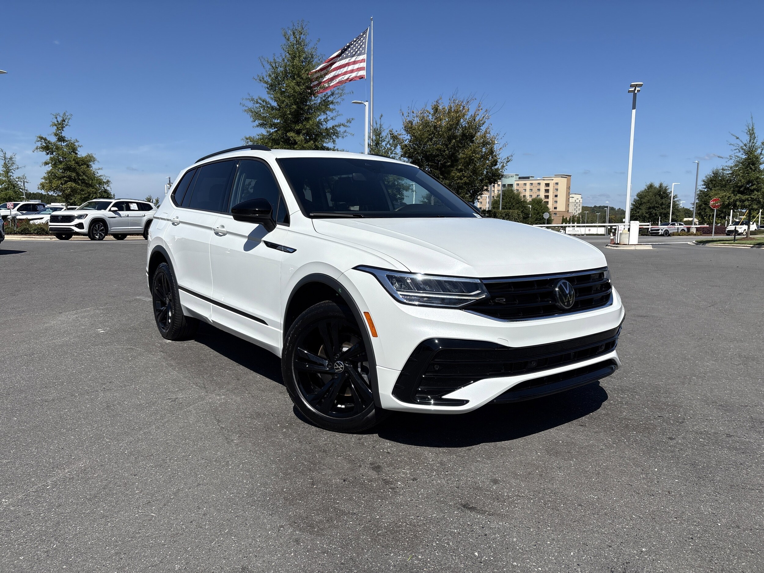 2024 Volkswagen Tiguan SE R-Line Black photo 2