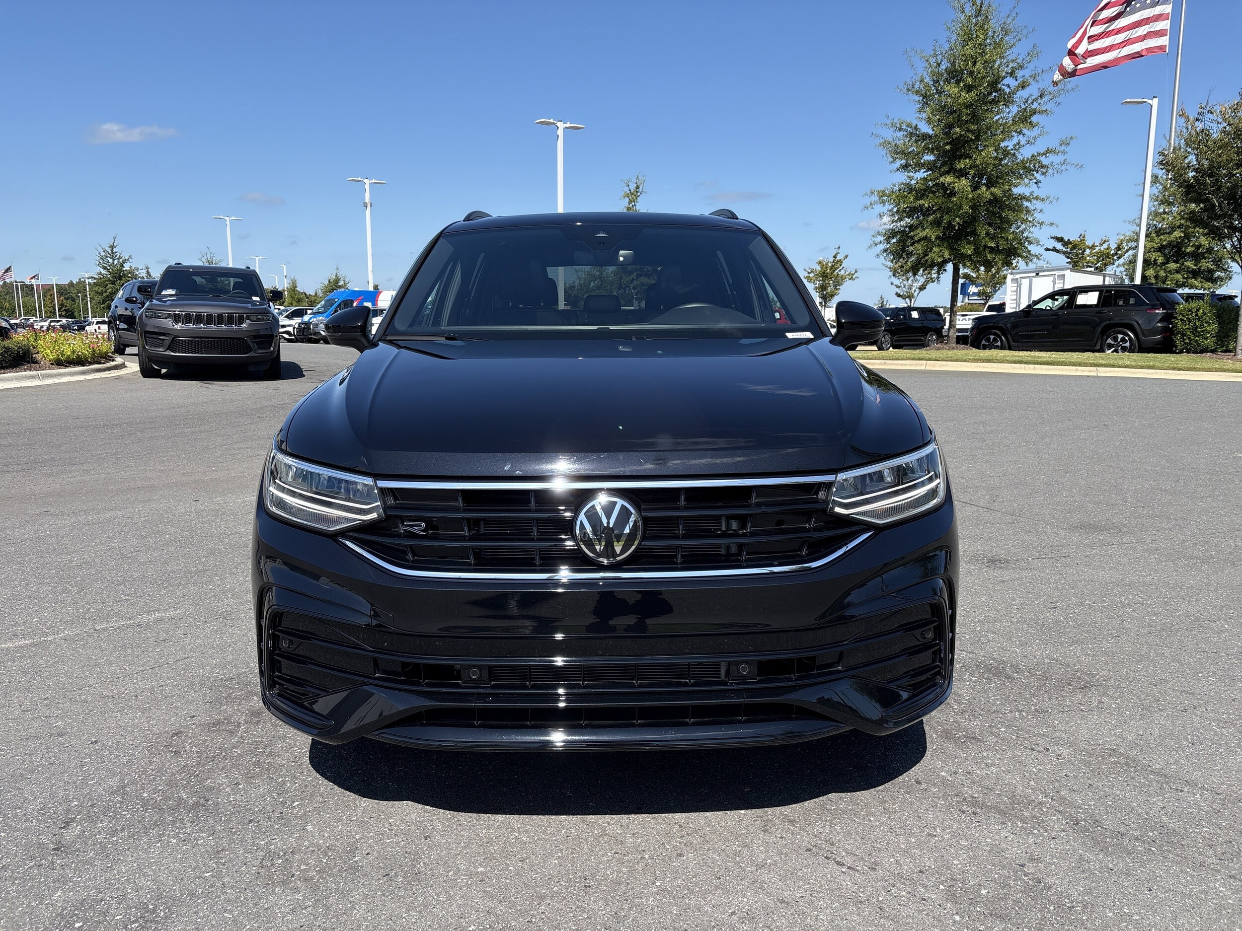 2024 Volkswagen Tiguan SE R-Line Black photo 2