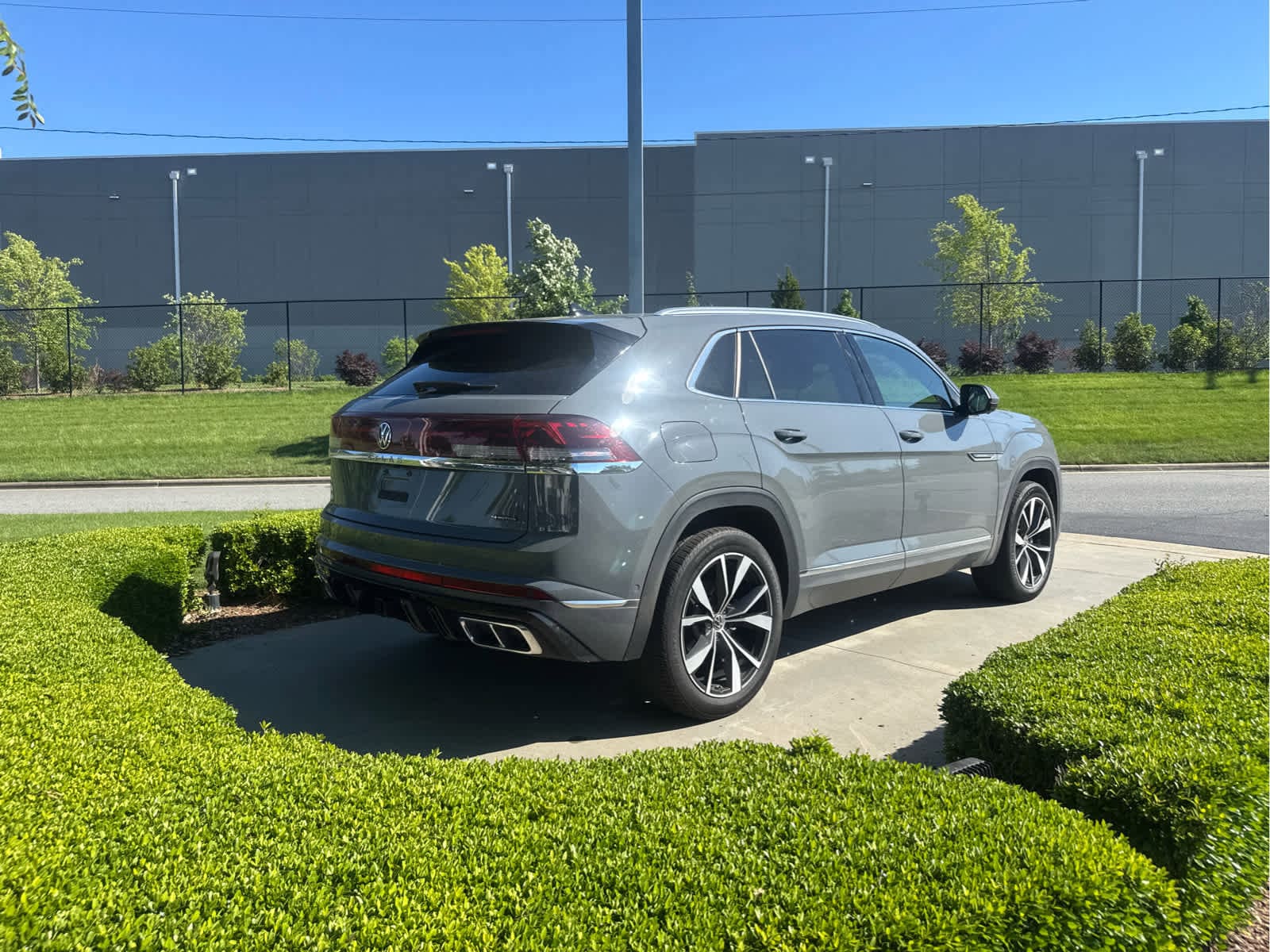 2024 Volkswagen Atlas Cross Sport 2.0T SEL Premium R-Line photo 5