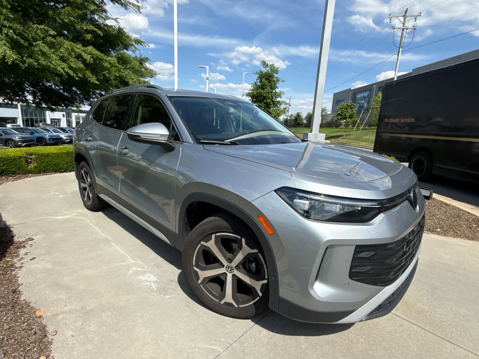 2025 Volkswagen Tiguan 2.0T SE photo 2