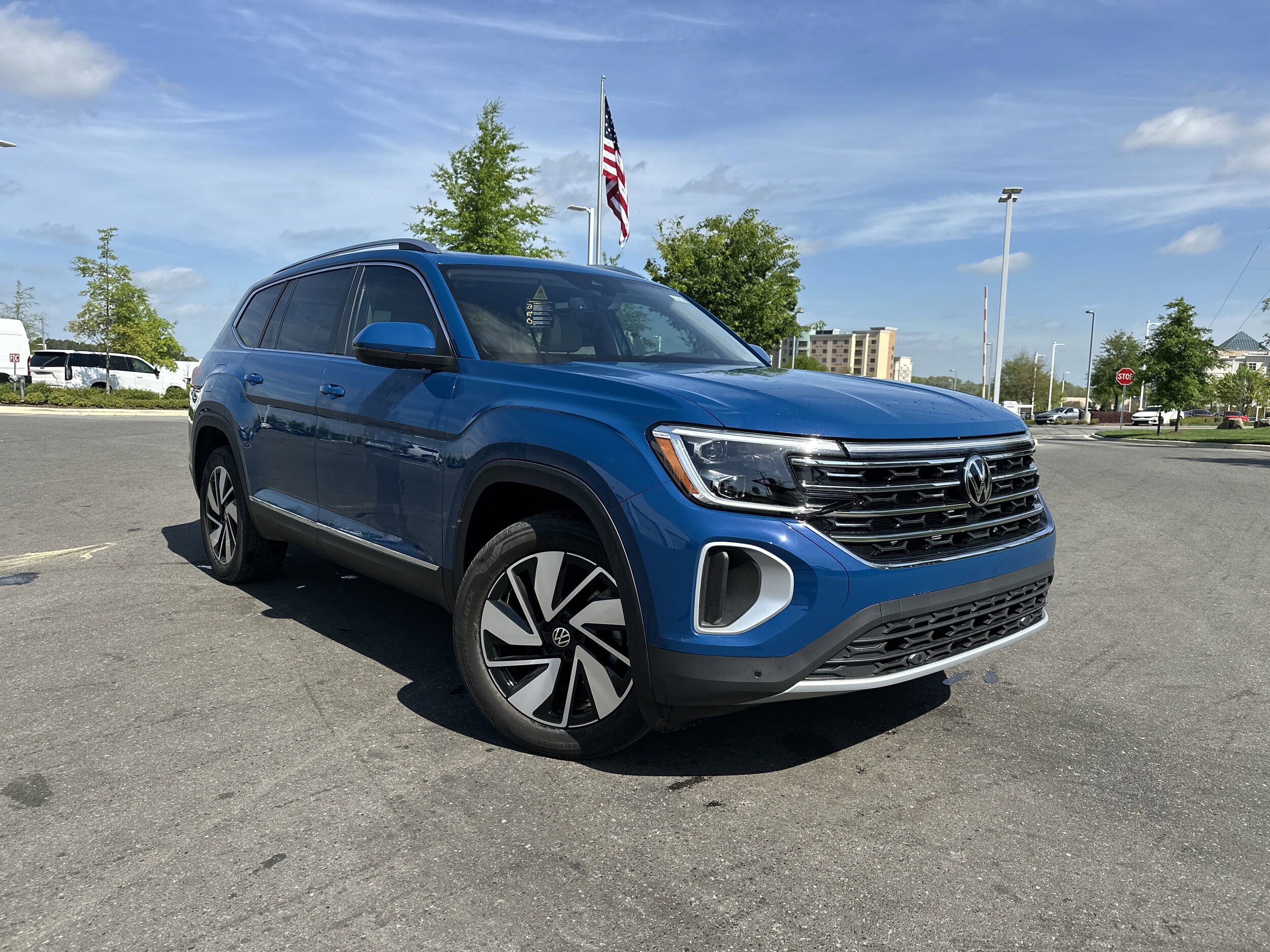 2025 Volkswagen Atlas SEL photo 2