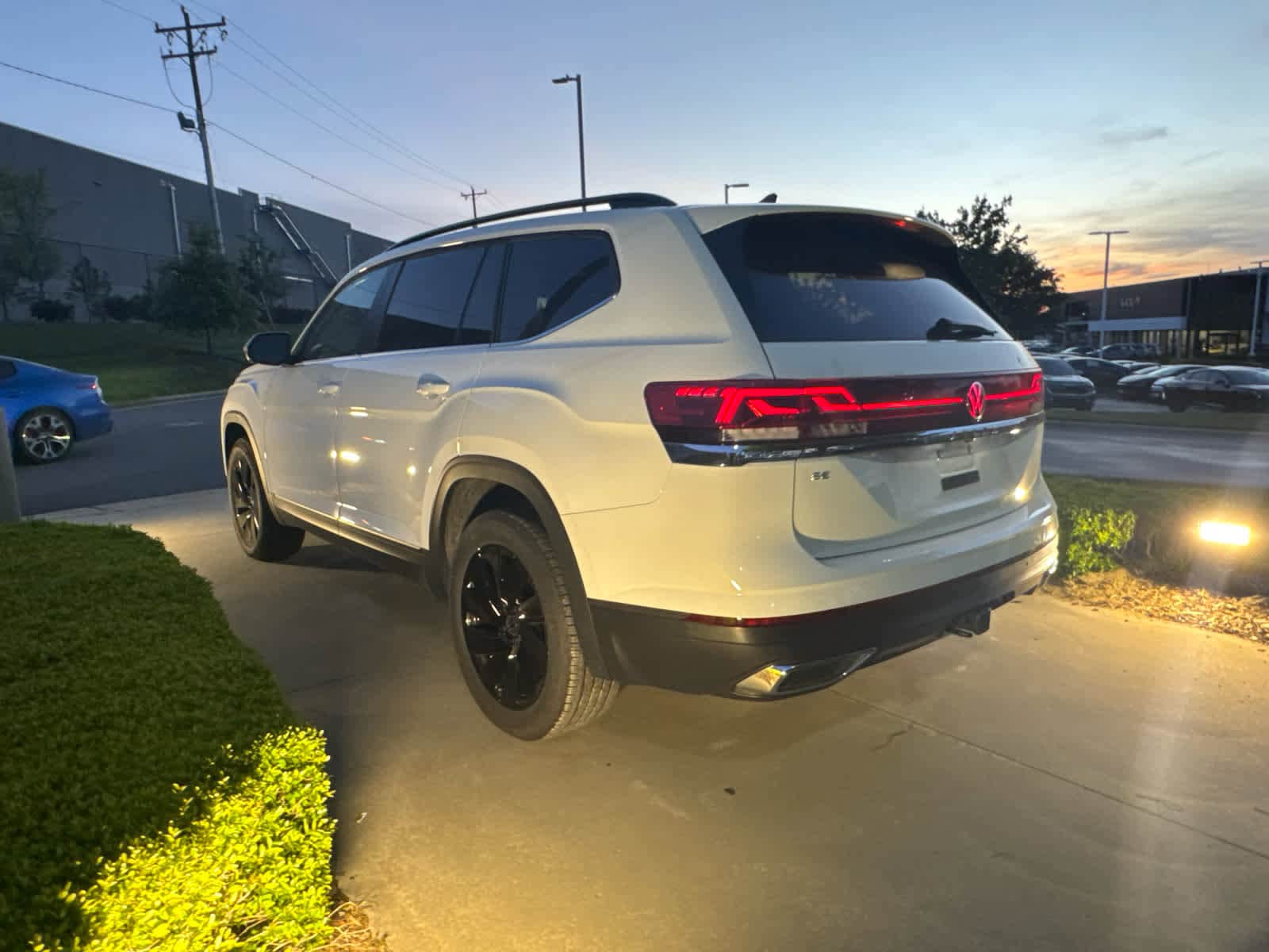 2025 Volkswagen Atlas 2.0T SE w/Technology photo 6