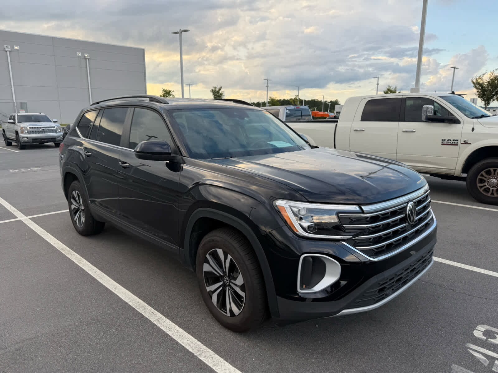 2025 Volkswagen Atlas SE photo 2