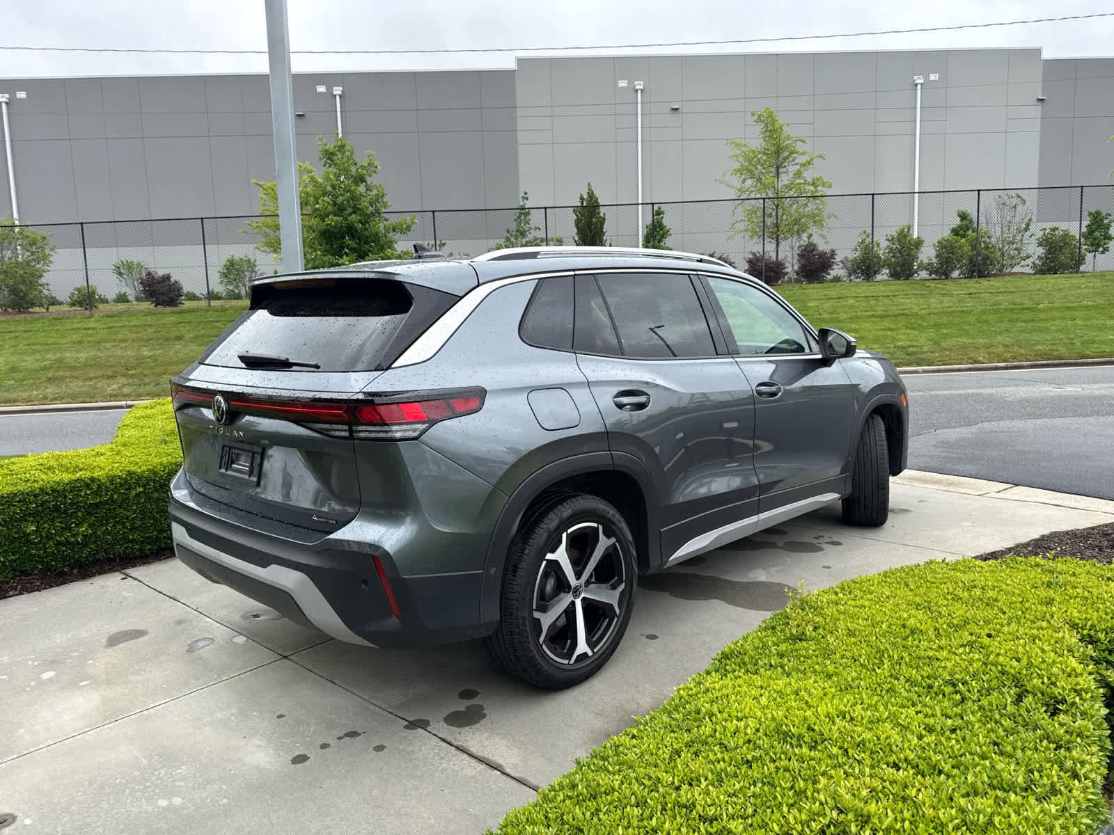 2025 Volkswagen Tiguan 2.0T SE photo 4