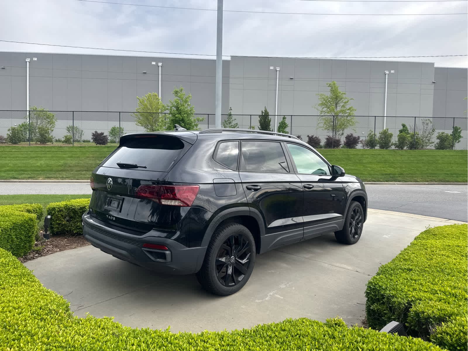 2024 Volkswagen Taos 1.5T SE Black photo 5