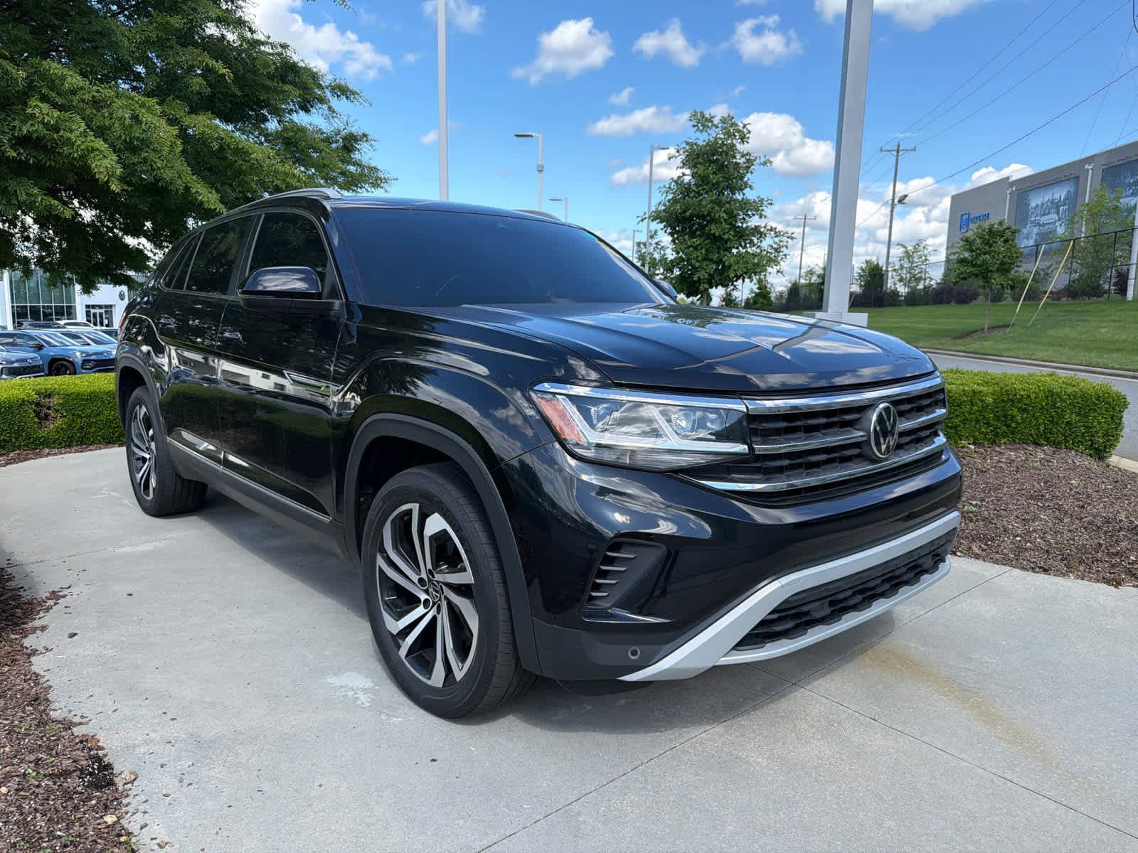 2022 Volkswagen Atlas Cross Sport 3.6L V6 SEL photo 2