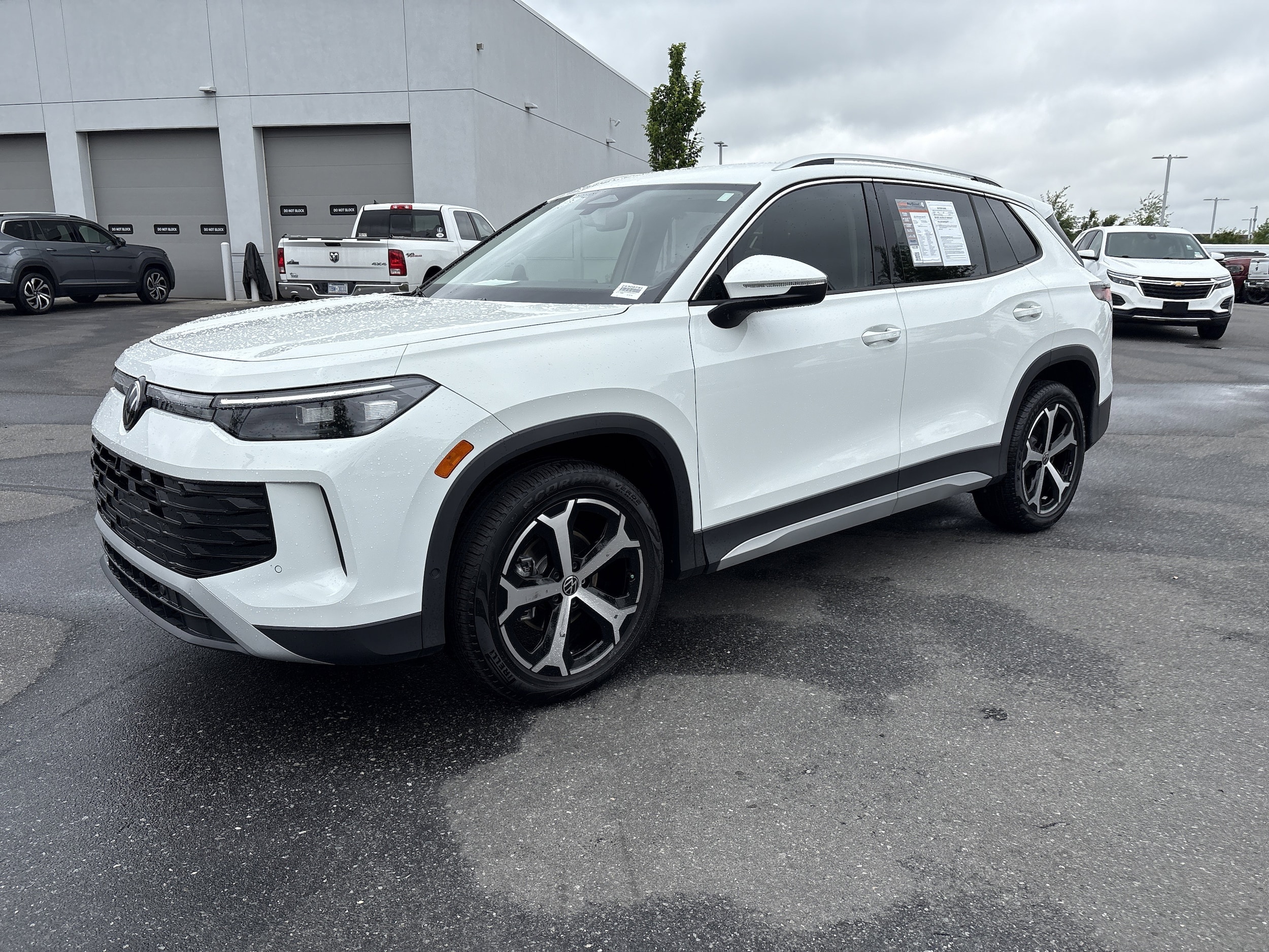 2025 Volkswagen Tiguan 2.0T SE photo 4