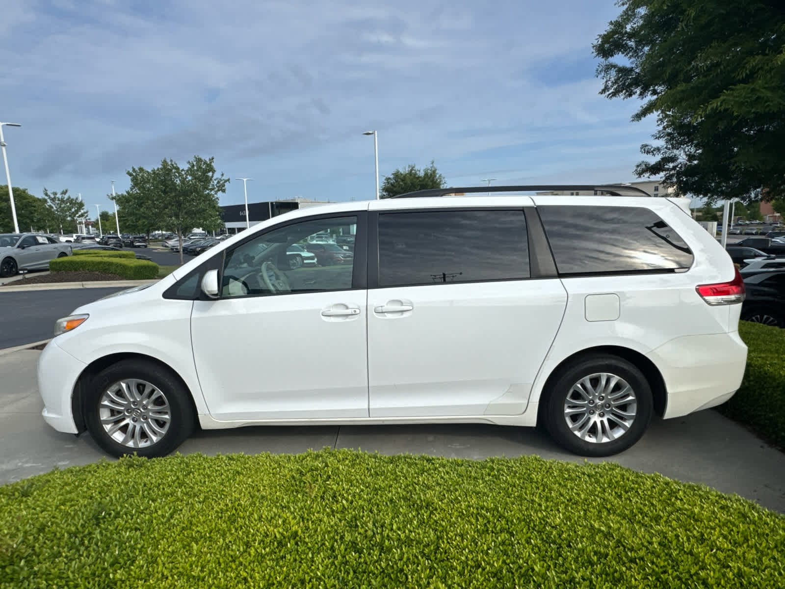 2014 Toyota Sienna XLE photo 5