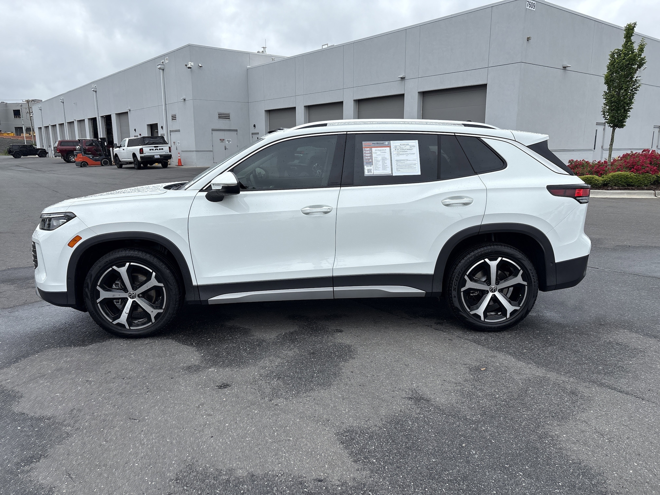 2025 Volkswagen Tiguan 2.0T SE photo 5