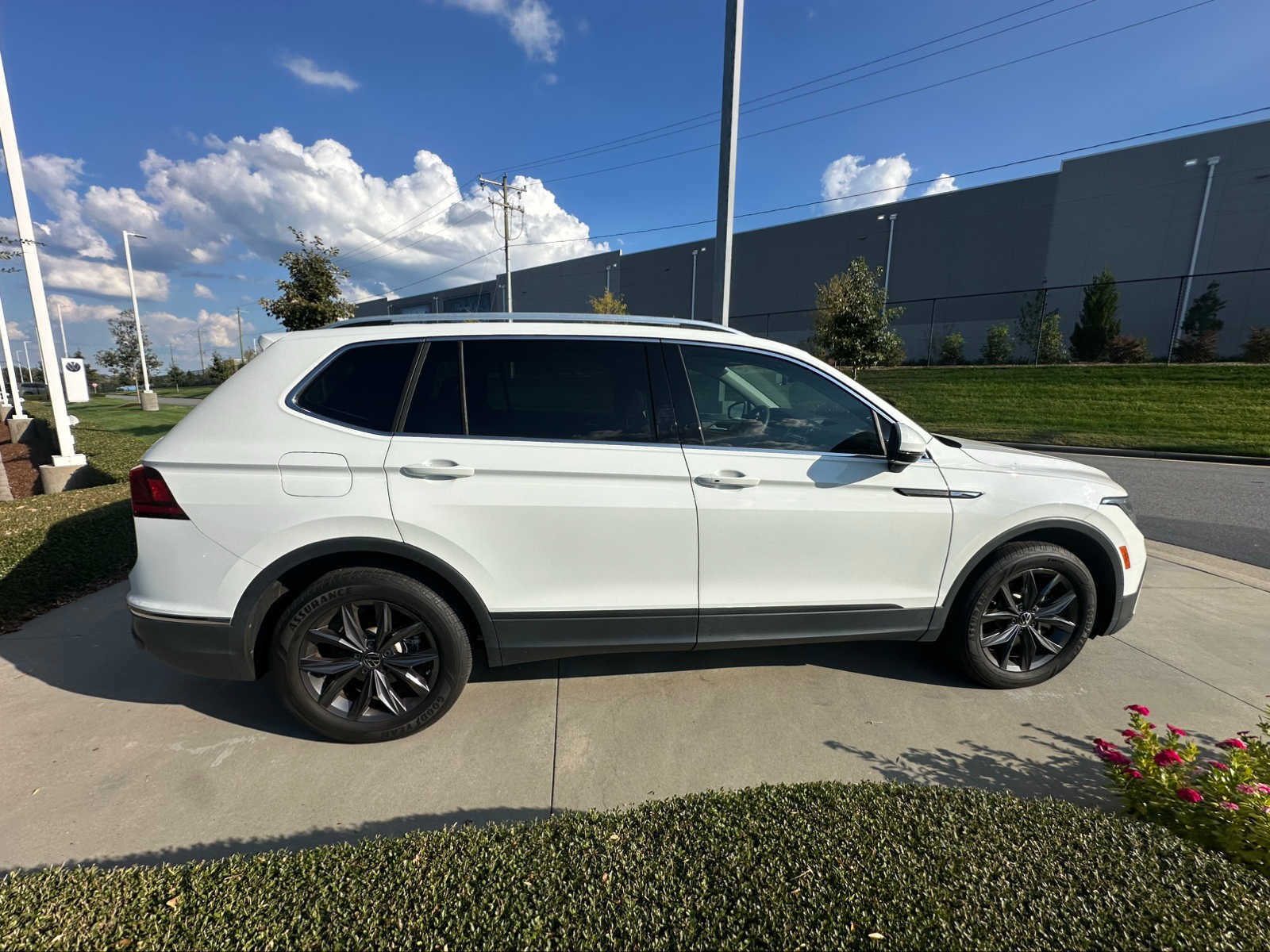 2022 Volkswagen Tiguan SE photo 3