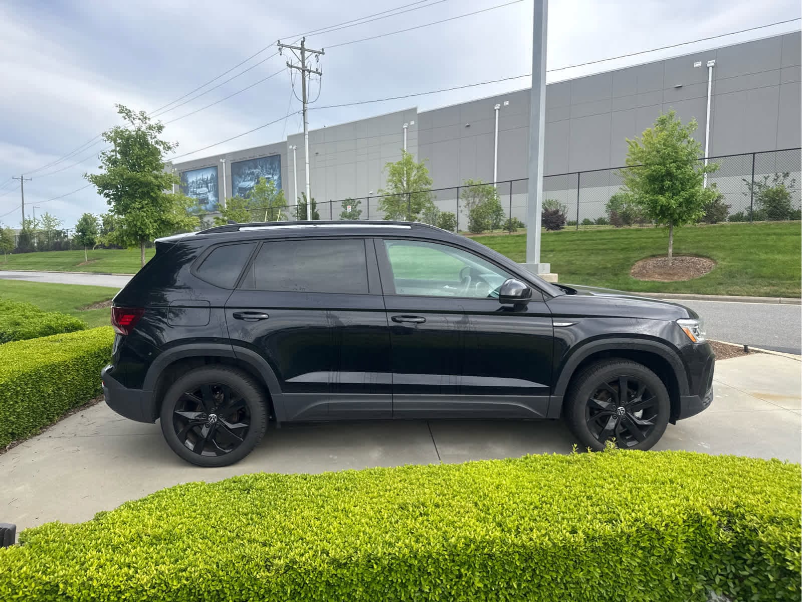 2024 Volkswagen Taos 1.5T SE Black photo 3