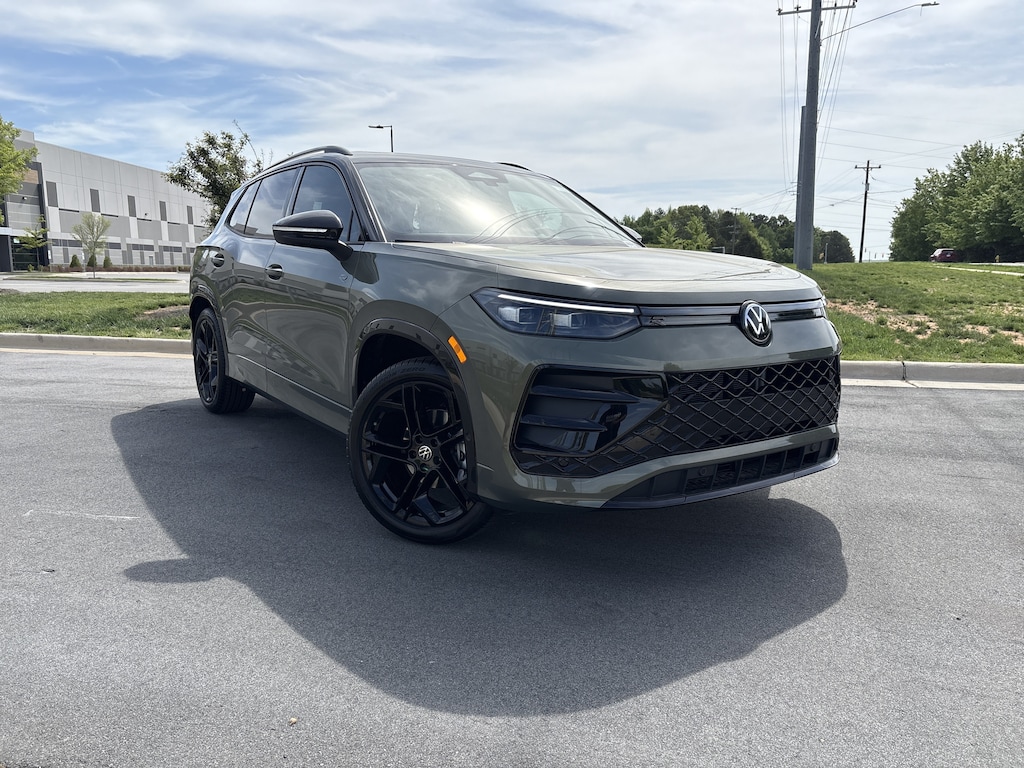 New 2026 Volkswagen Tiguan 2.0T SE R-Line Black SUV