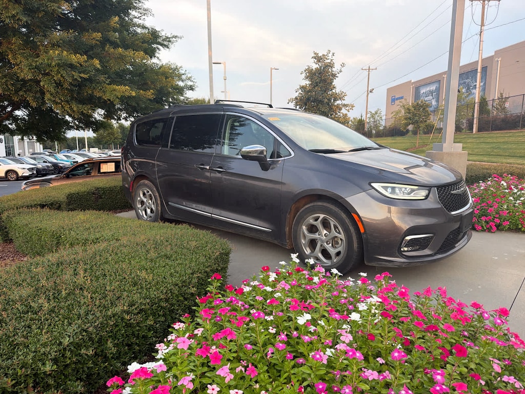Used 2022 Chrysler Pacifica Limited Van Passenger Van