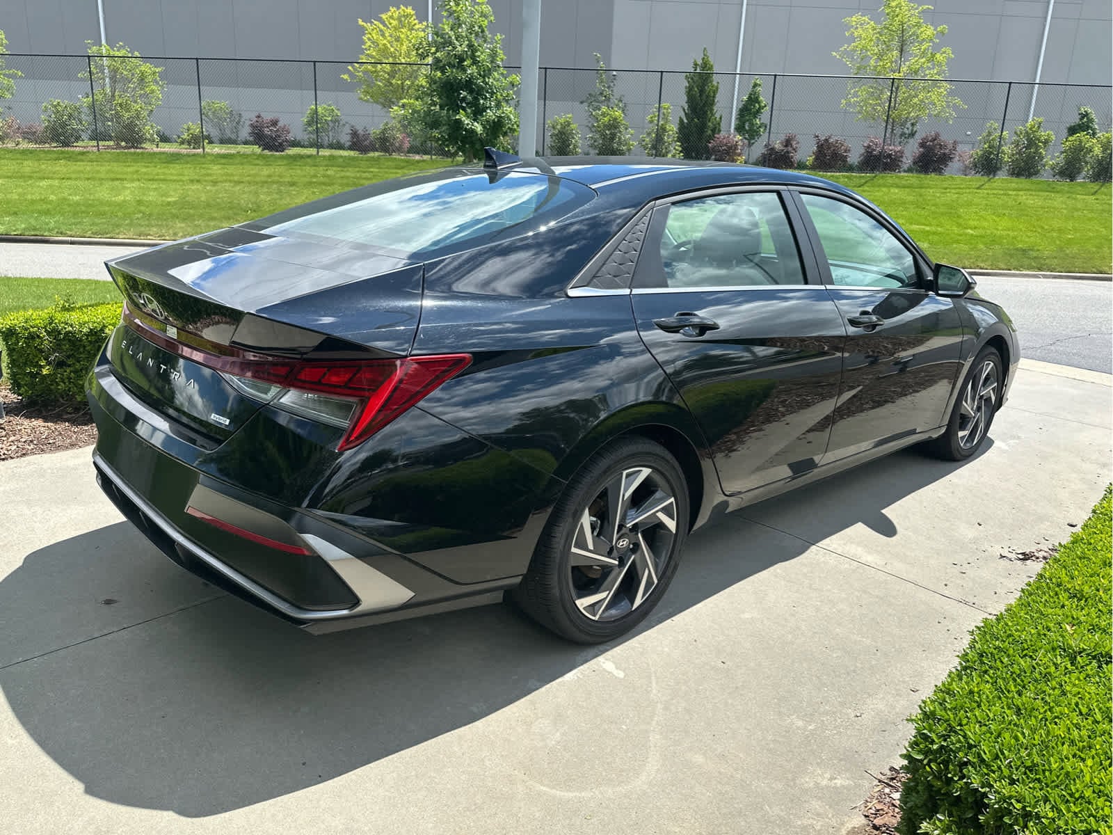2025 Hyundai Elantra Hybrid Limited photo 5