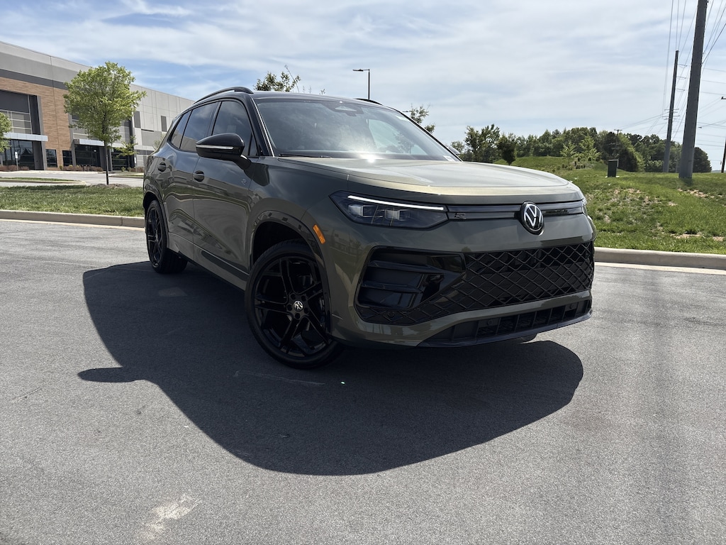 New 2026 Volkswagen Tiguan 2.0T SE R-Line Black SUV