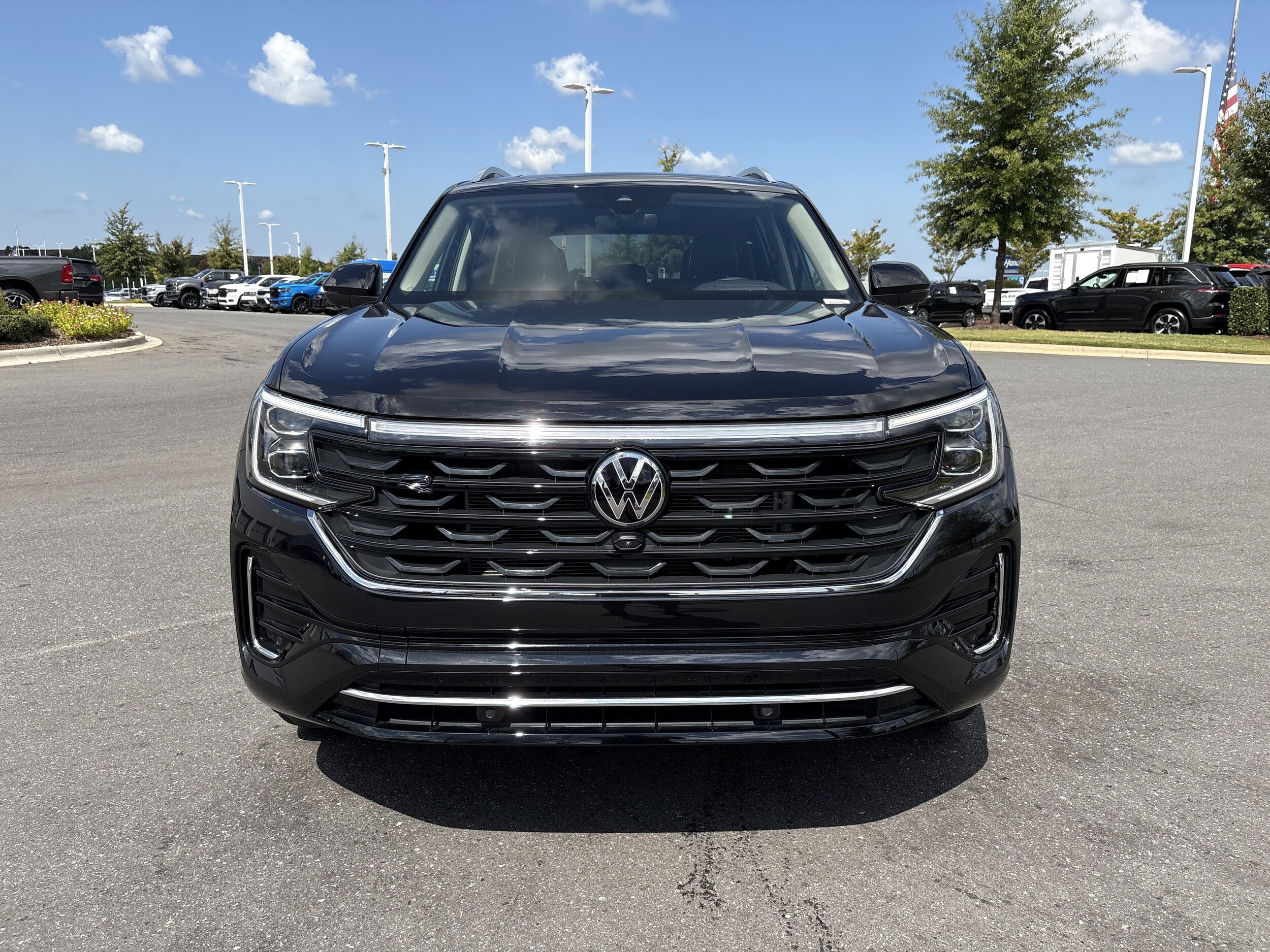 2024 Volkswagen Atlas SEL Premium R-Line photo 2