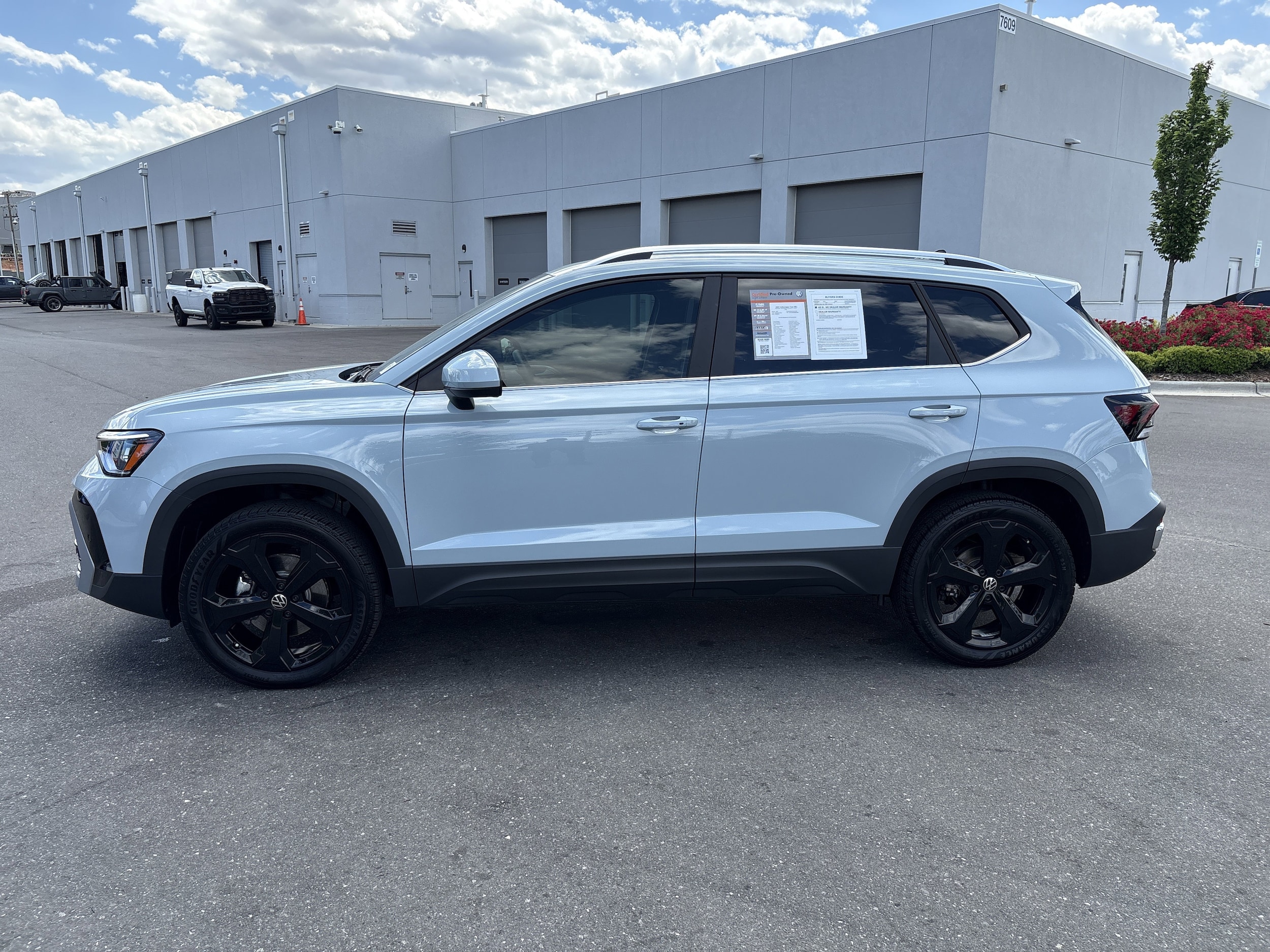 2025 Volkswagen Taos 1.5T SEL photo 5