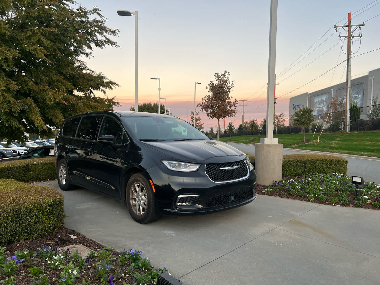Used 2025 Chrysler Pacifica Select Van Passenger Van