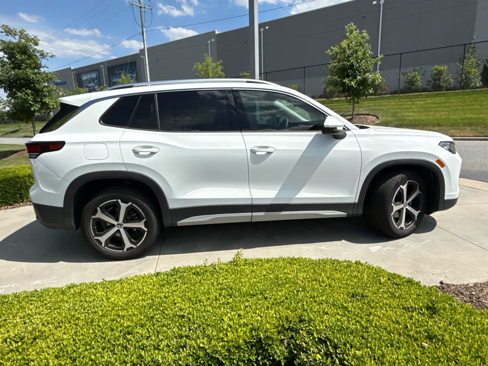 2025 Volkswagen Tiguan 2.0T SE photo 3