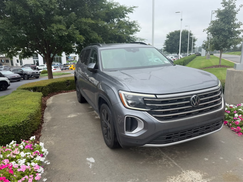 Used 2024 Volkswagen Atlas 2.0T SE w/Technology SUV