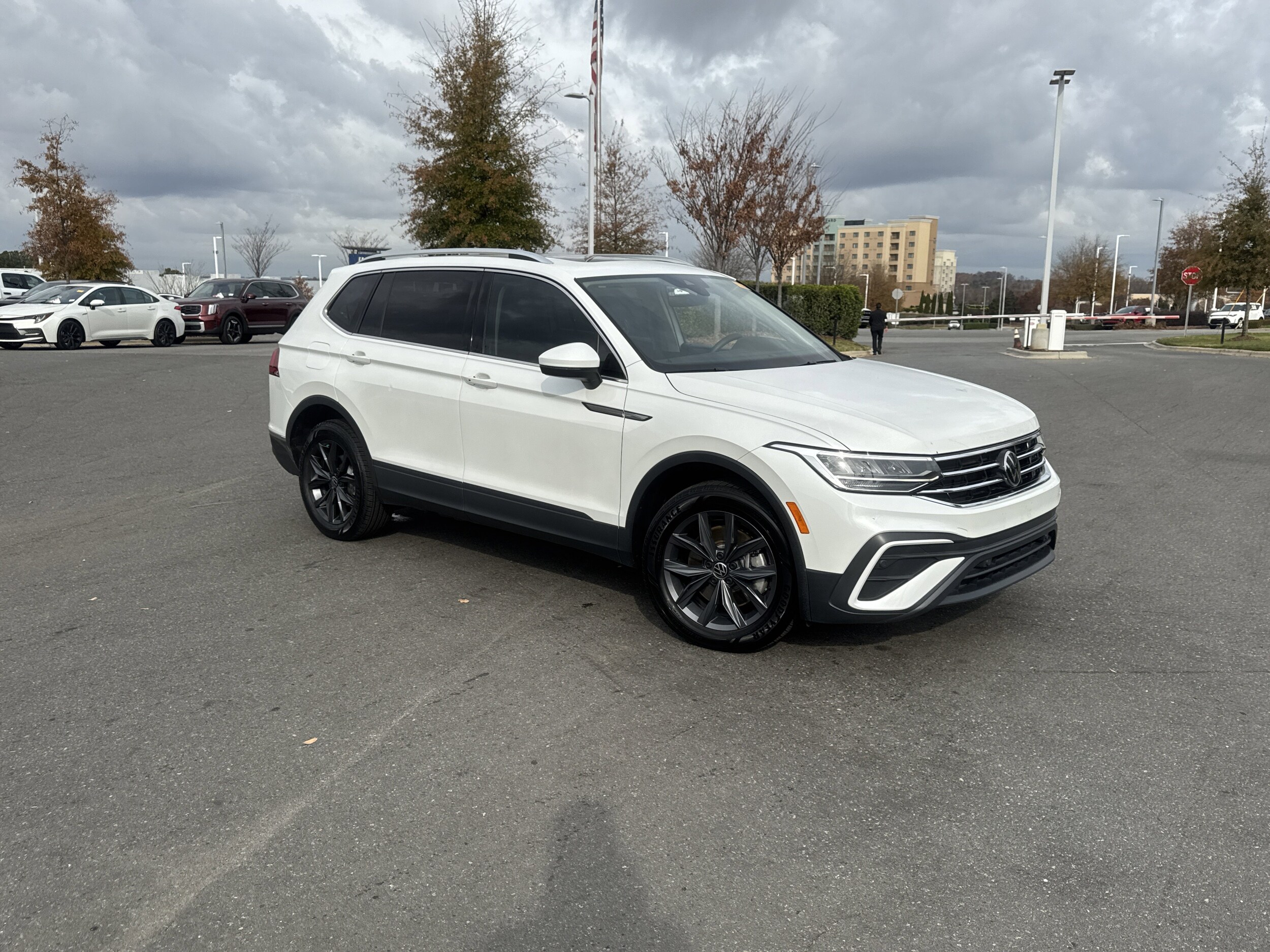 2023 Volkswagen Tiguan SE photo 2