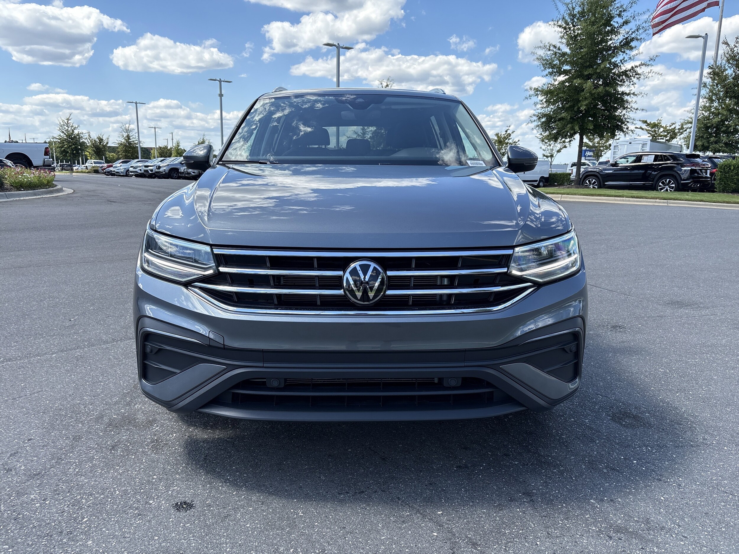 2024 Volkswagen Tiguan SE Wolfsburg Edition photo 2