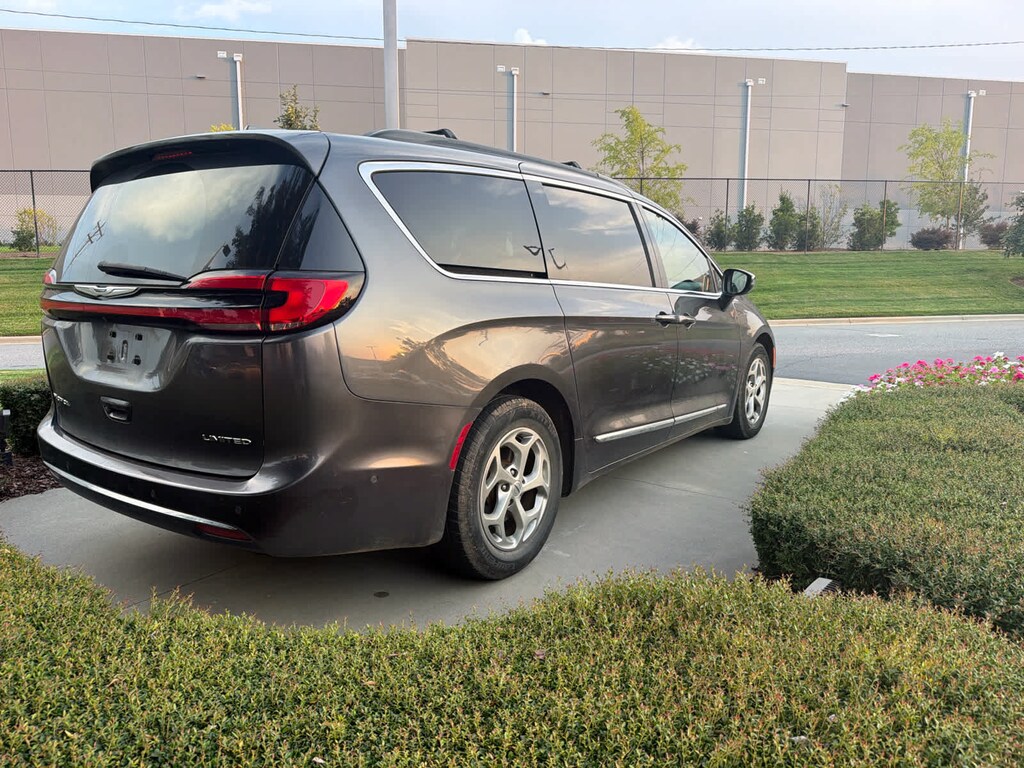 Used 2022 Chrysler Pacifica Limited Van Passenger Van