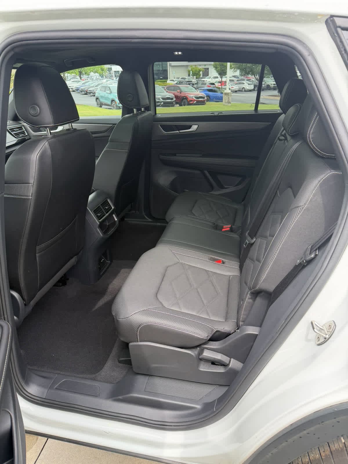 2025 Volkswagen Atlas Cross Sport 2.0T SE w/Technology photo 2