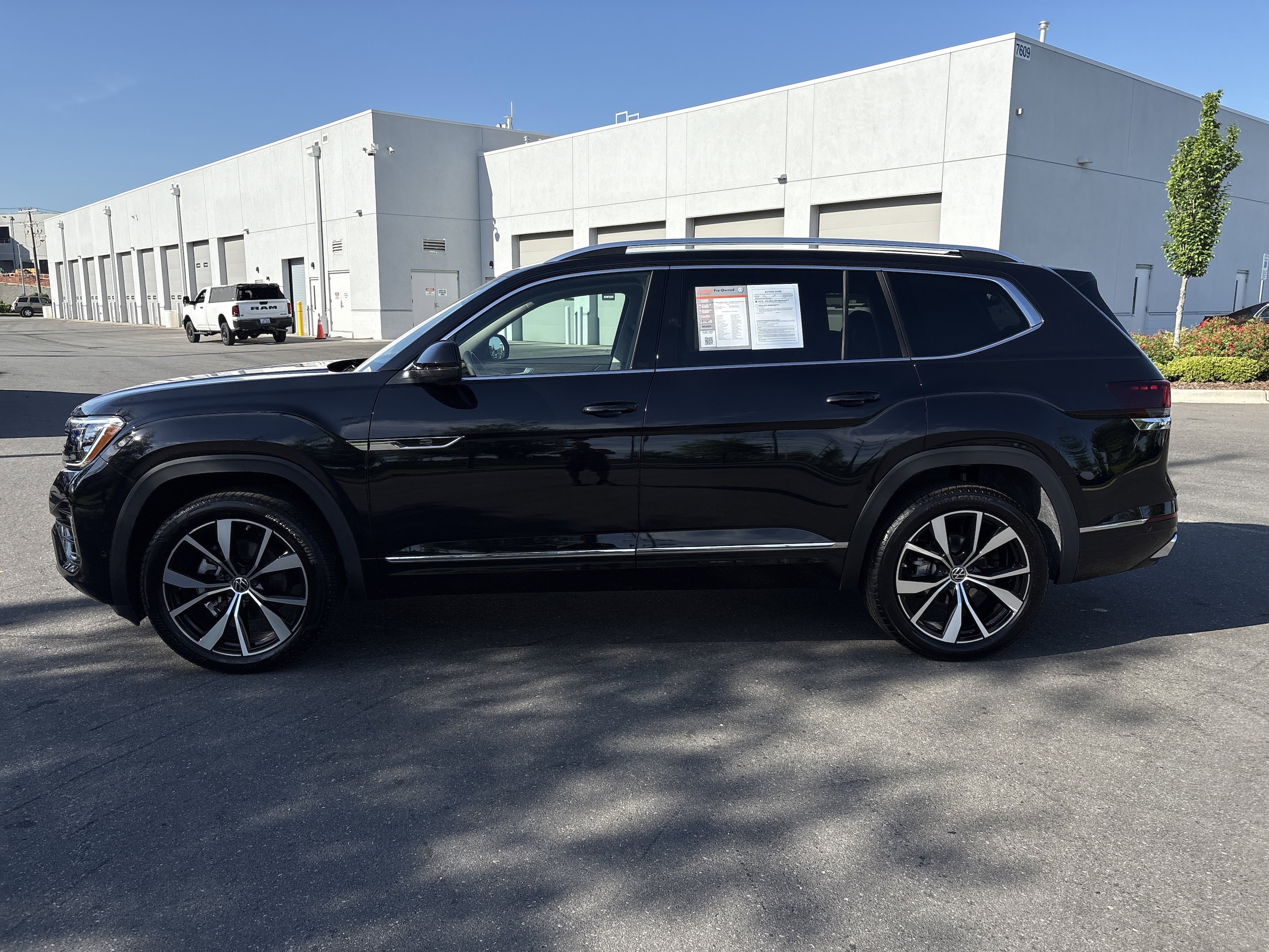 2025 Volkswagen Atlas 2.0T SEL Premium R-Line photo 4