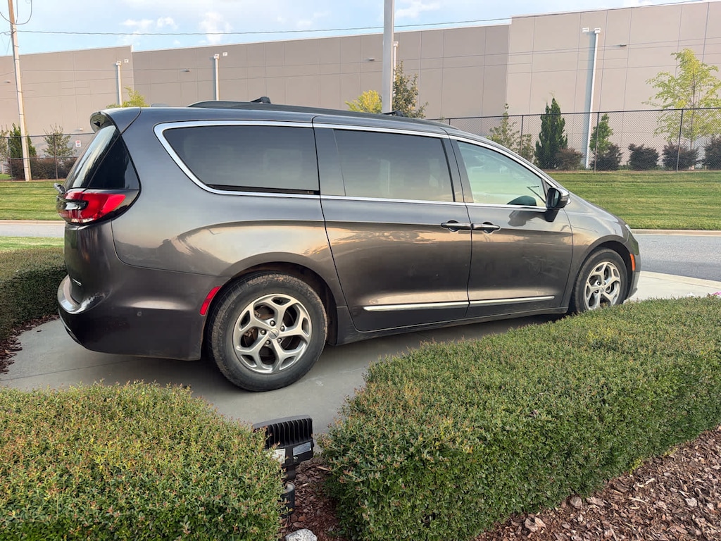 Used 2022 Chrysler Pacifica Limited Van Passenger Van
