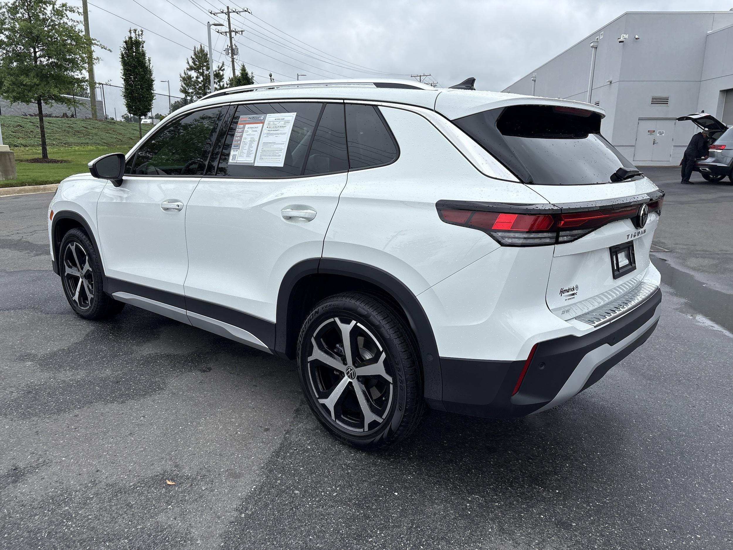 2025 Volkswagen Tiguan 2.0T SE photo 6