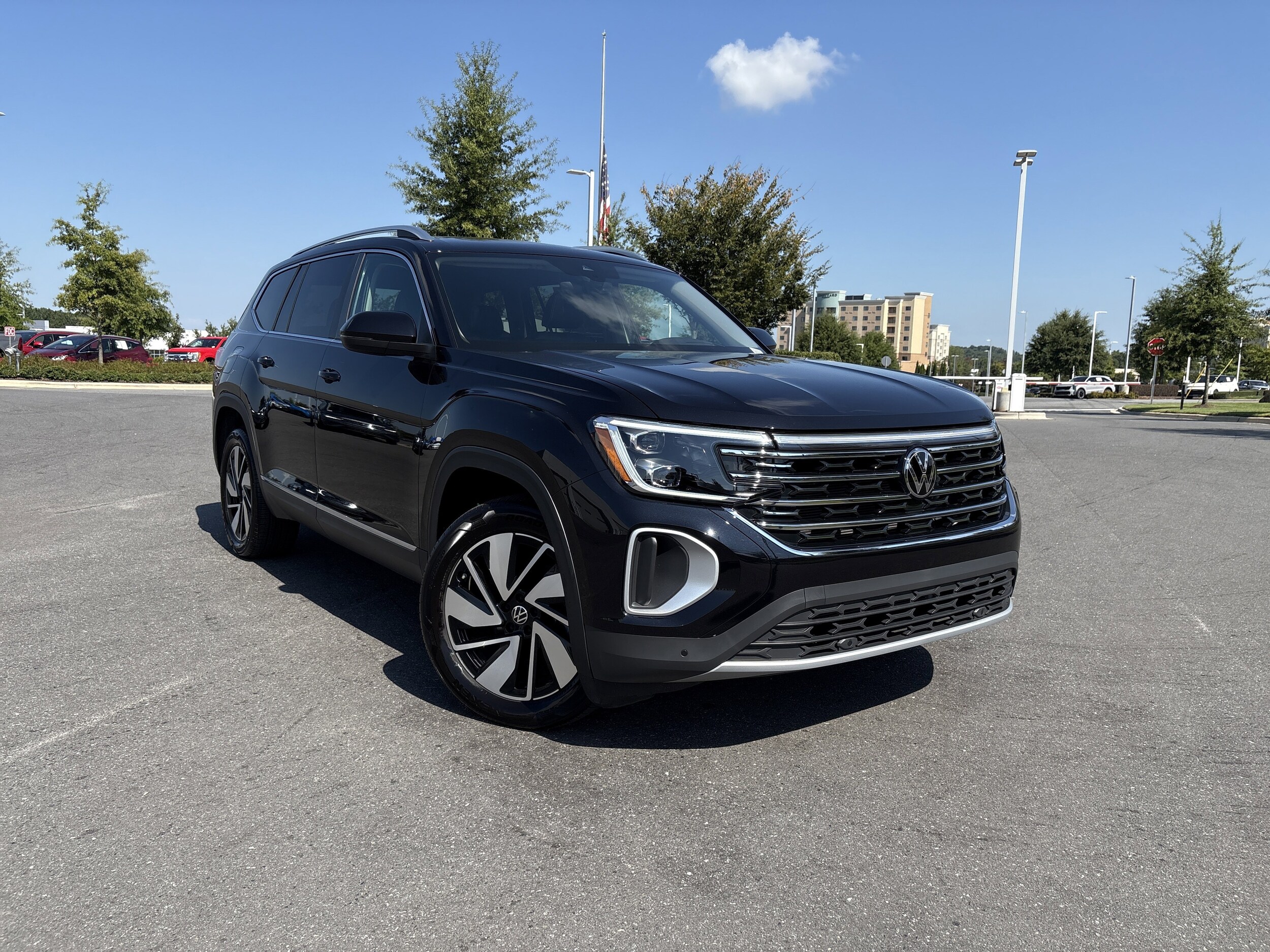 2025 Volkswagen Atlas SEL photo 2