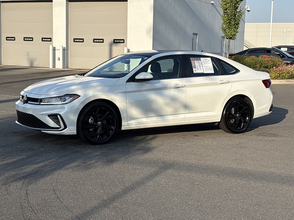 Certified 2025 Volkswagen Jetta 1.5T SE Sedan