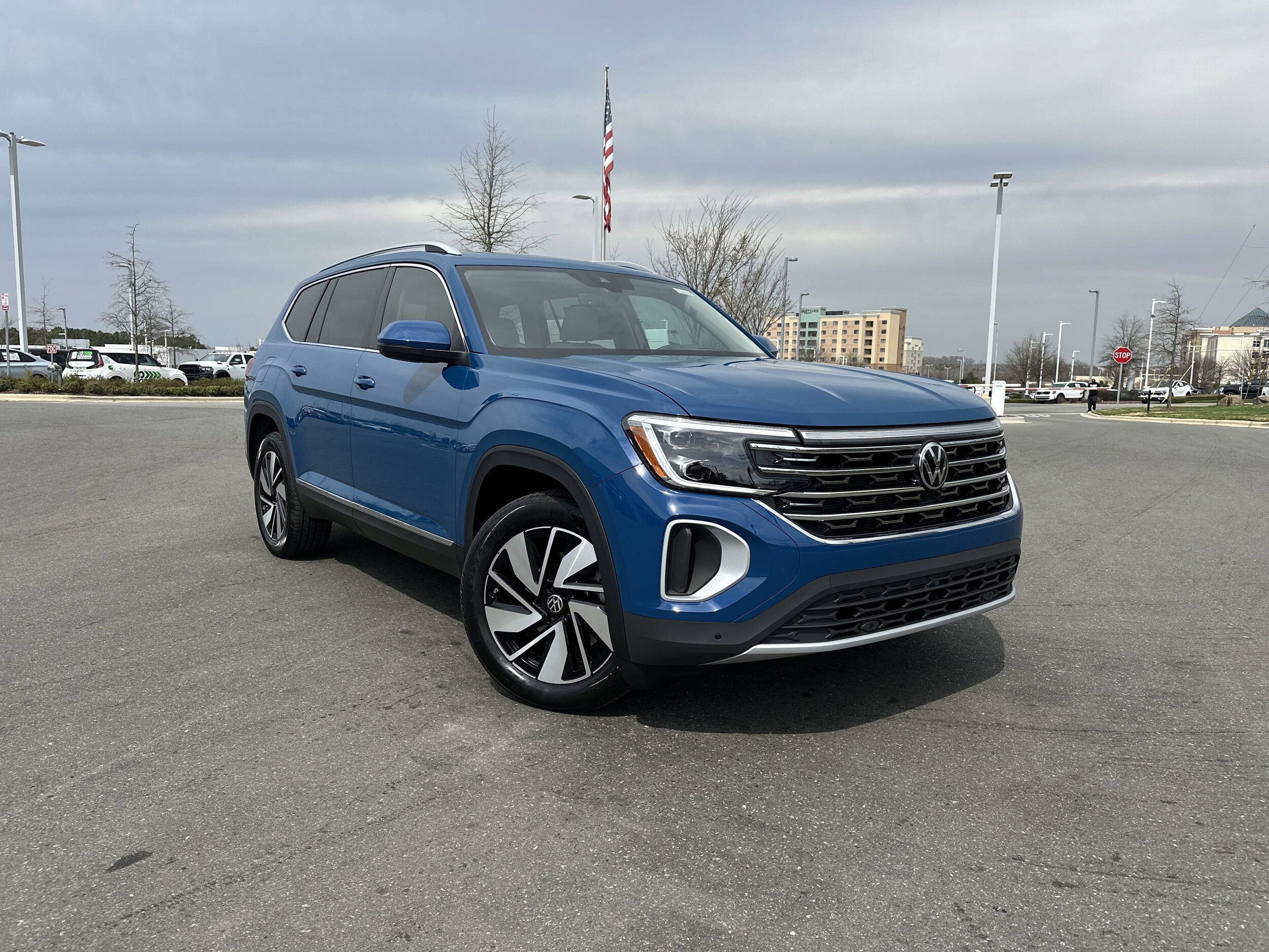 2025 Volkswagen Atlas SEL photo 2