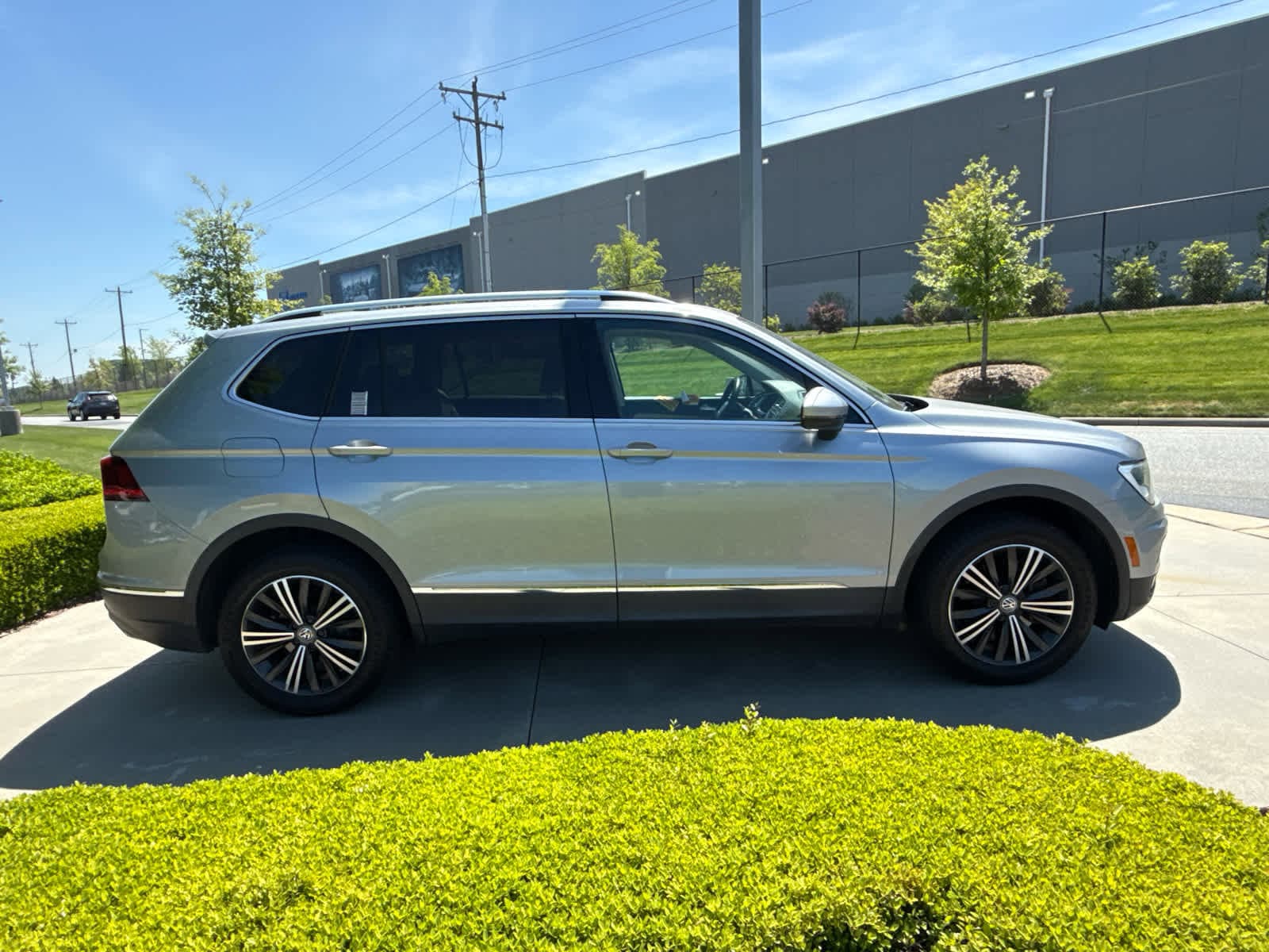 2019 Volkswagen Tiguan 2.0T SEL photo 3