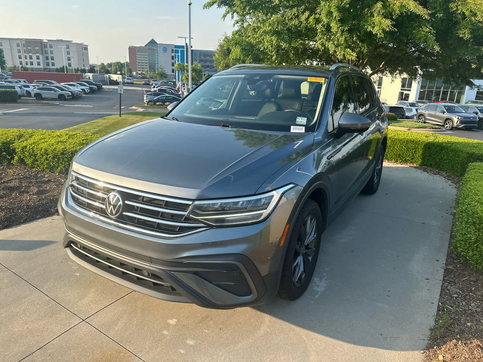 2023 Volkswagen Tiguan 2.0T SE photo 2