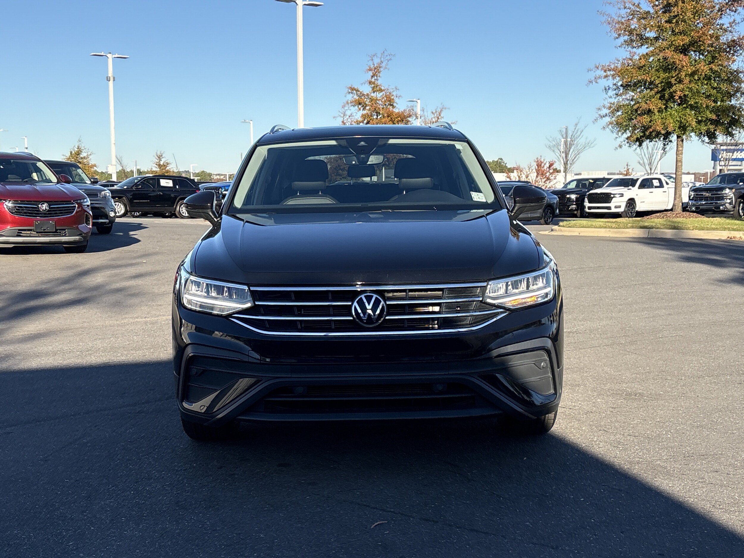 2022 Volkswagen Tiguan SE photo 2