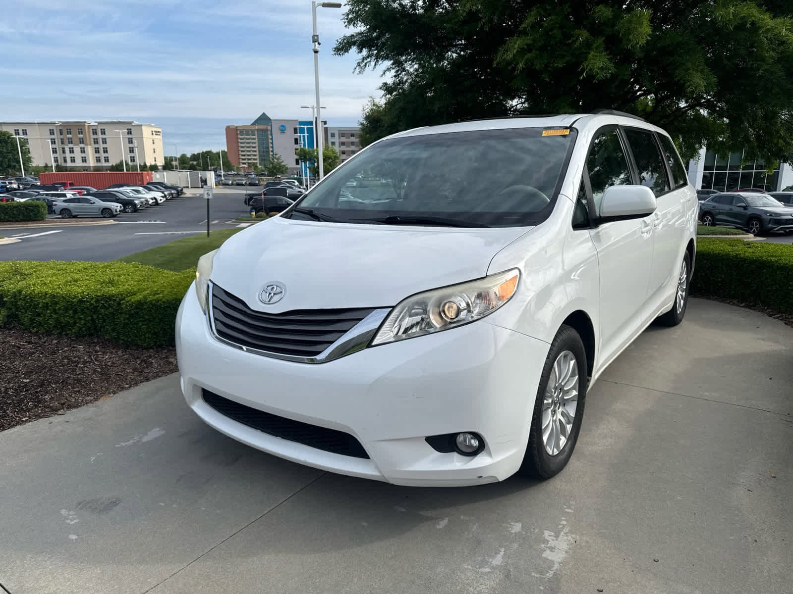 2014 Toyota Sienna XLE photo 3